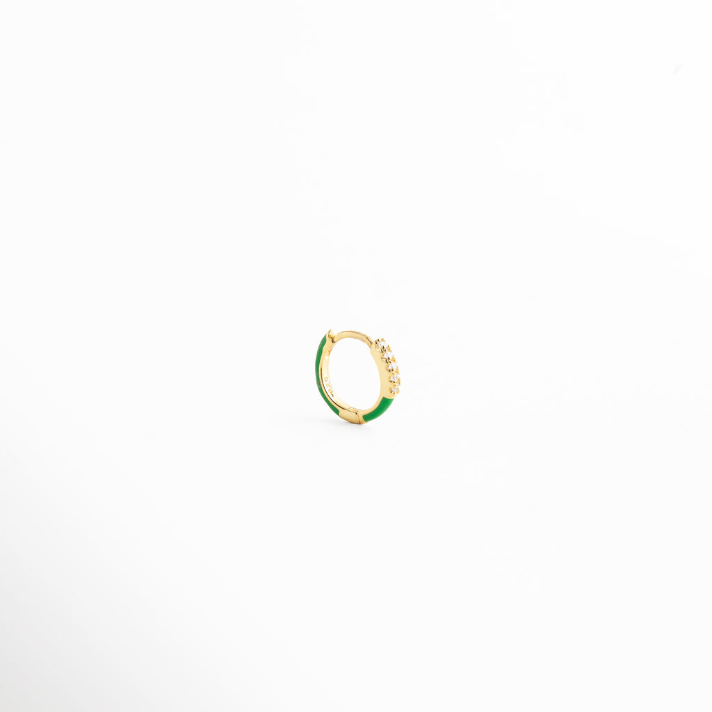 piercing aro pequeño dorado con esmalte de color, arete tipo piercing mini hoop con zirconias, piercing minimalista multicolor acabado brillante, aro delgado para piercing en tendencia, joyería fina para piercing pequeño moderno