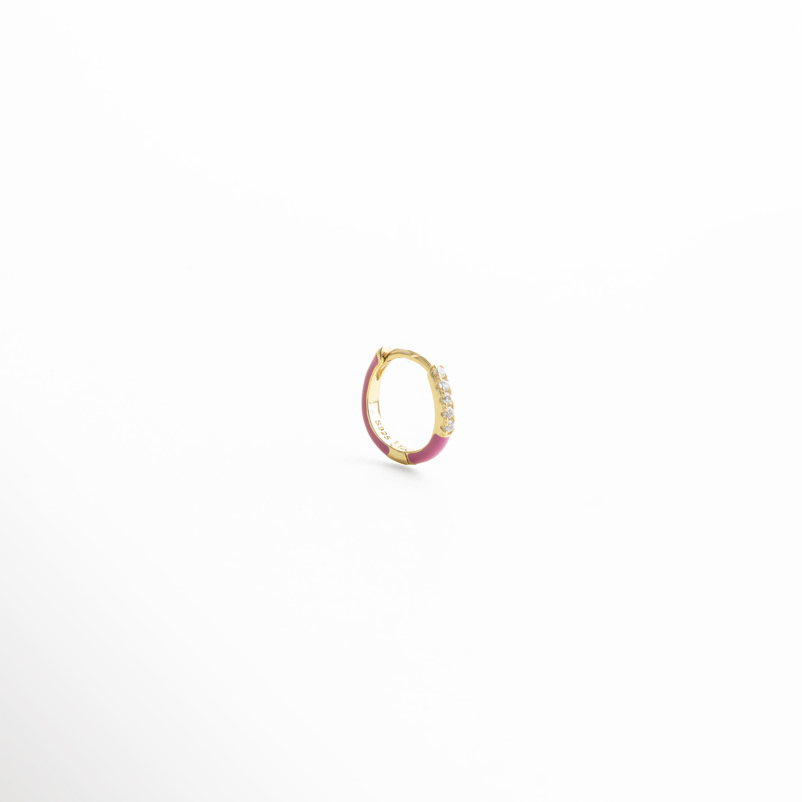 piercing aro pequeño dorado con esmalte de color, arete tipo piercing mini hoop con zirconias, piercing minimalista multicolor acabado brillante, aro delgado para piercing en tendencia, joyería fina para piercing pequeño moderno