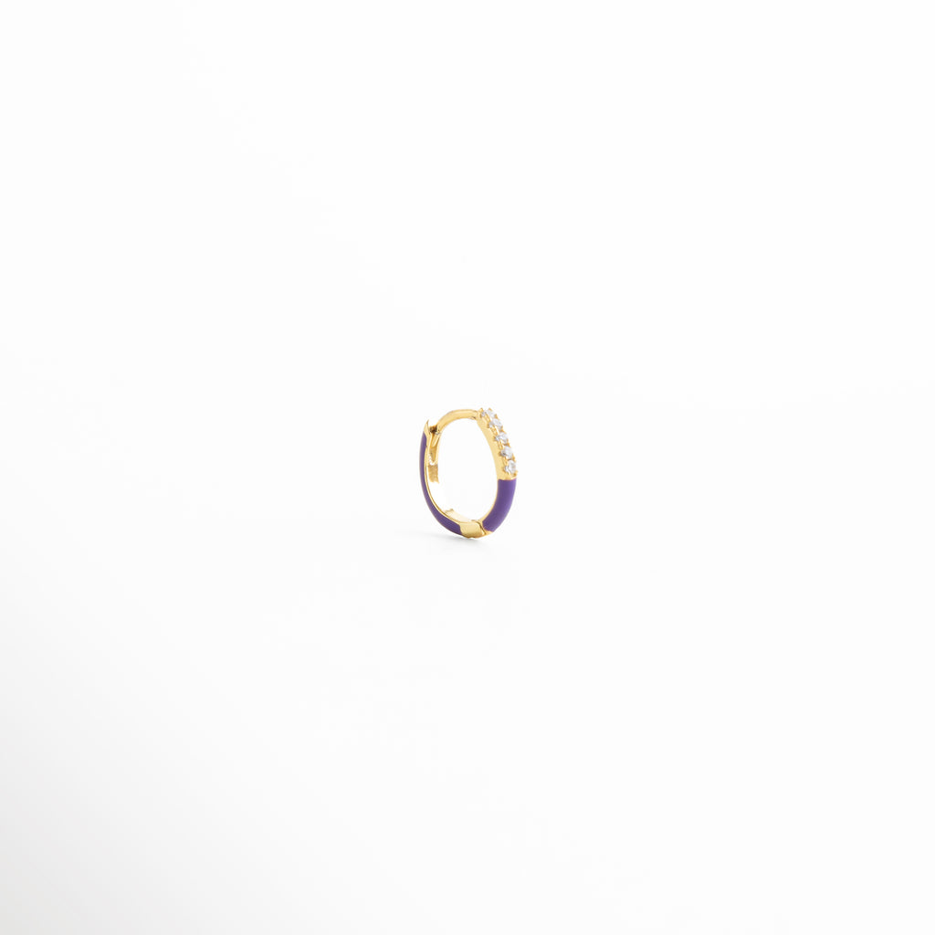 piercing aro pequeño dorado con esmalte de color, arete tipo piercing mini hoop con zirconias, piercing minimalista multicolor acabado brillante, aro delgado para piercing en tendencia, joyería fina para piercing pequeño moderno