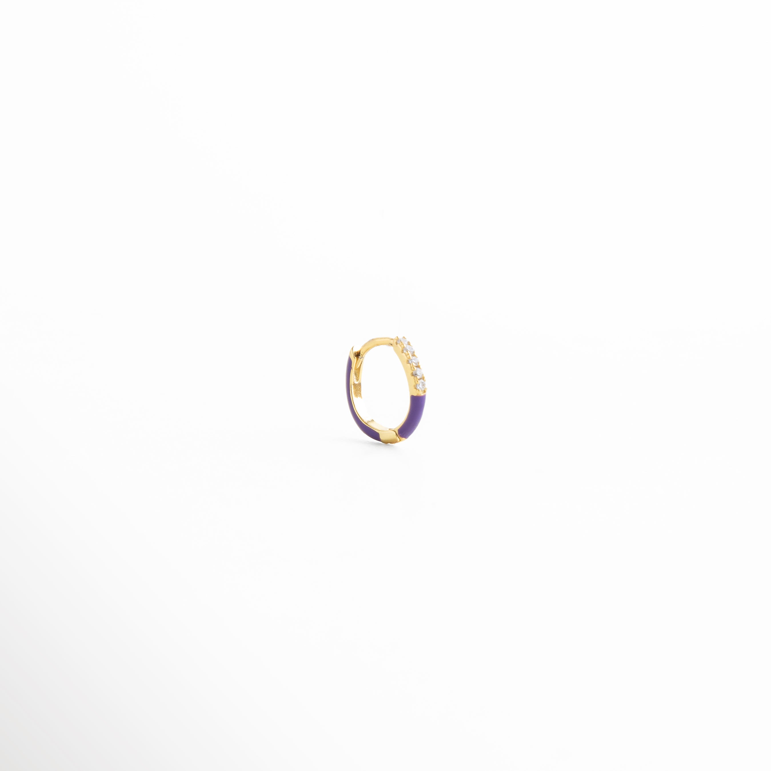 piercing aro pequeño dorado con esmalte de color, arete tipo piercing mini hoop con zirconias, piercing minimalista multicolor acabado brillante, aro delgado para piercing en tendencia, joyería fina para piercing pequeño moderno