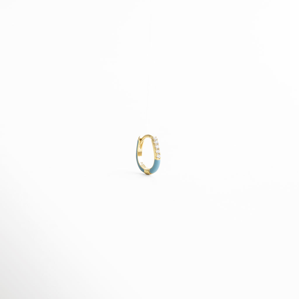 piercing aro pequeño dorado con esmalte de color, arete tipo piercing mini hoop con zirconias, piercing minimalista multicolor acabado brillante, aro delgado para piercing en tendencia, joyería fina para piercing pequeño moderno