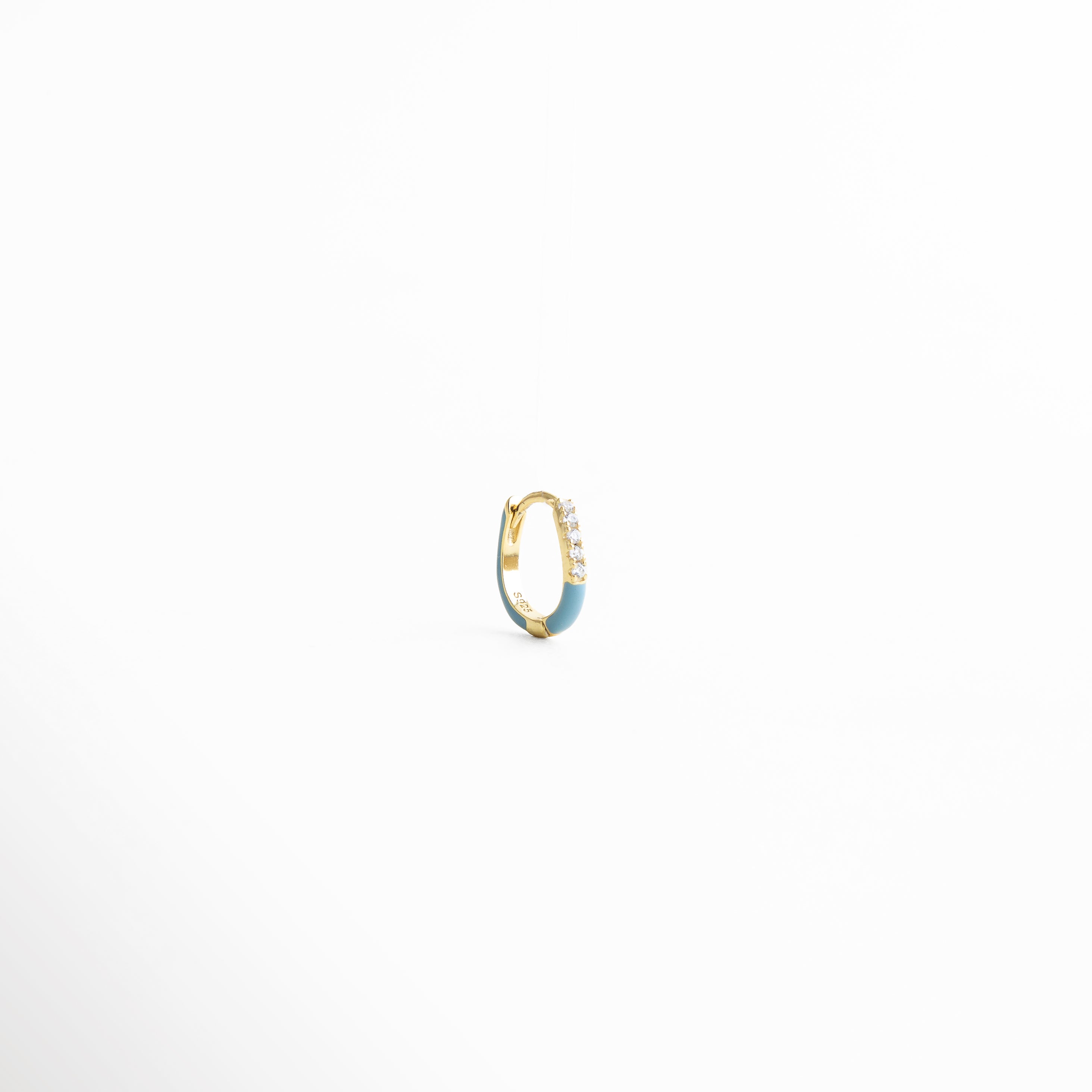 piercing aro pequeño dorado con esmalte de color, arete tipo piercing mini hoop con zirconias, piercing minimalista multicolor acabado brillante, aro delgado para piercing en tendencia, joyería fina para piercing pequeño moderno