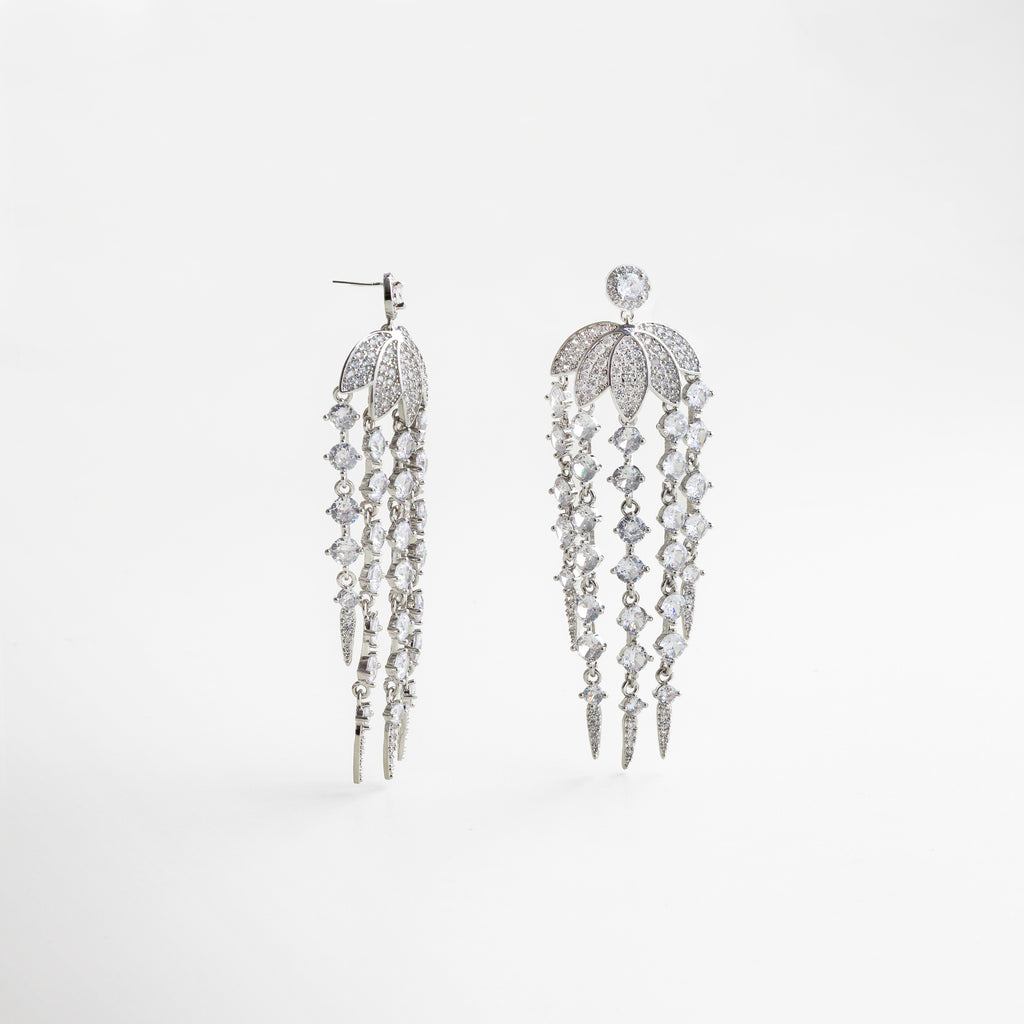 textura lisa del metal plateado, diseño minimalista y contemporáneo, joya ligera y cómoda de llevar, reflejo sutil de luz en cada movimiento, detalle elegante y versátil