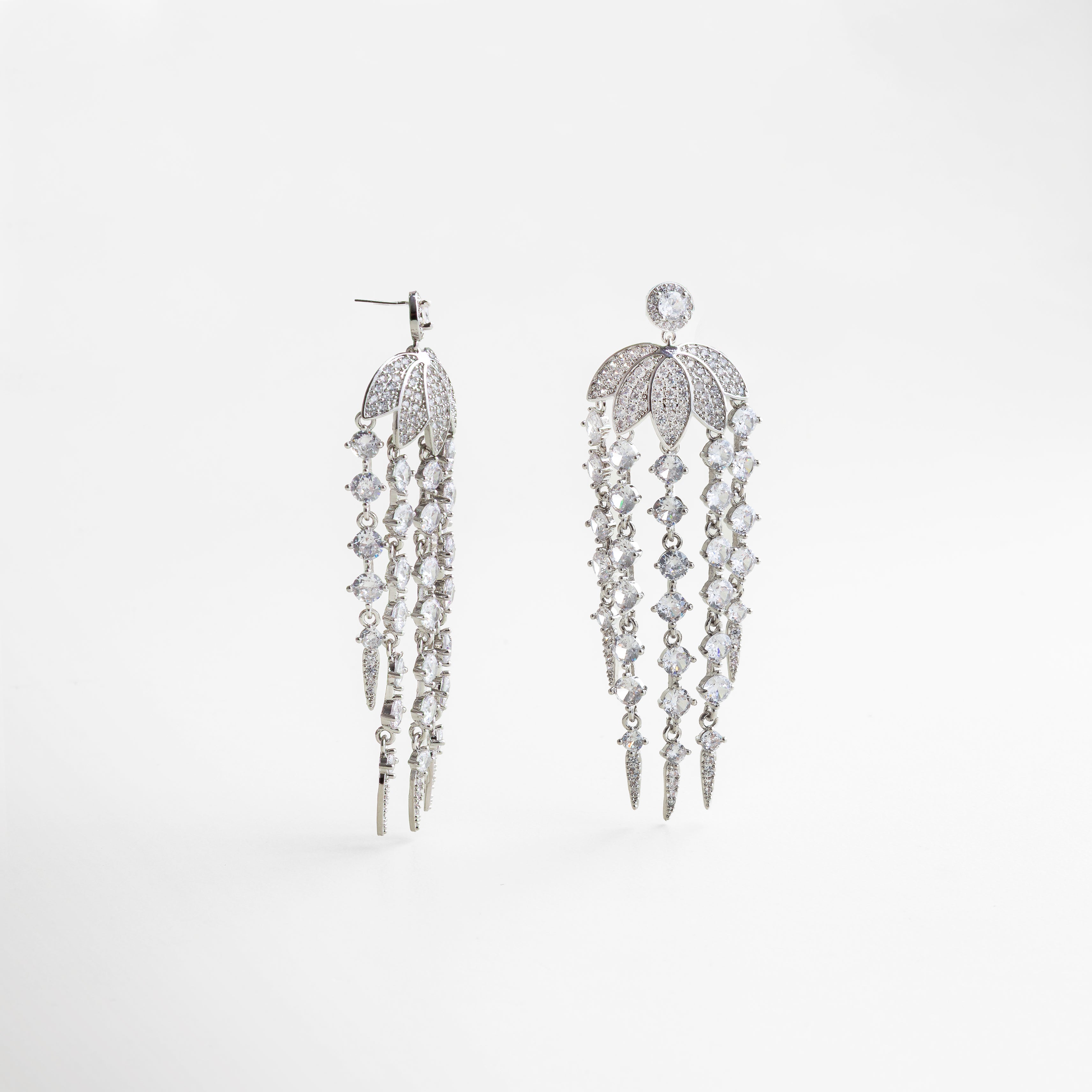 textura lisa del metal plateado, diseño minimalista y contemporáneo, joya ligera y cómoda de llevar, reflejo sutil de luz en cada movimiento, detalle elegante y versátil
