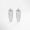 aretes largos plateados con zirconias, diseño elegante y sofisticado, joyería que aporta brillo y presencia, accesorio femenino para ocasiones especiales, estilo chic y moderno