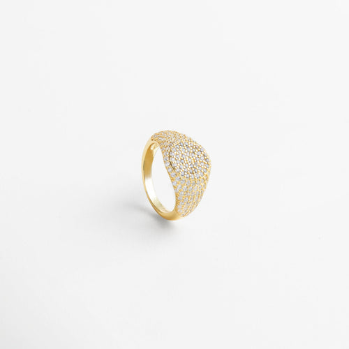Anillo Golden Idriss dorado visto desde el frente, con incrustaciones de zirconia que reflejan la luz con elegancia. Vista frontal del anillo dorado con detalles brillantes, diseño sofisticado y acabado en plata 925. Anillo dorado con zirconias incrustadas visto de frente, ideal para elevar looks diarios con un toque de lujo. Primer plano del Anillo Golden Idriss dorado, destacando su forma estilizada y detalles luminoso Frontal del anillo con incrustaciones finas en tono dorado, combinaci