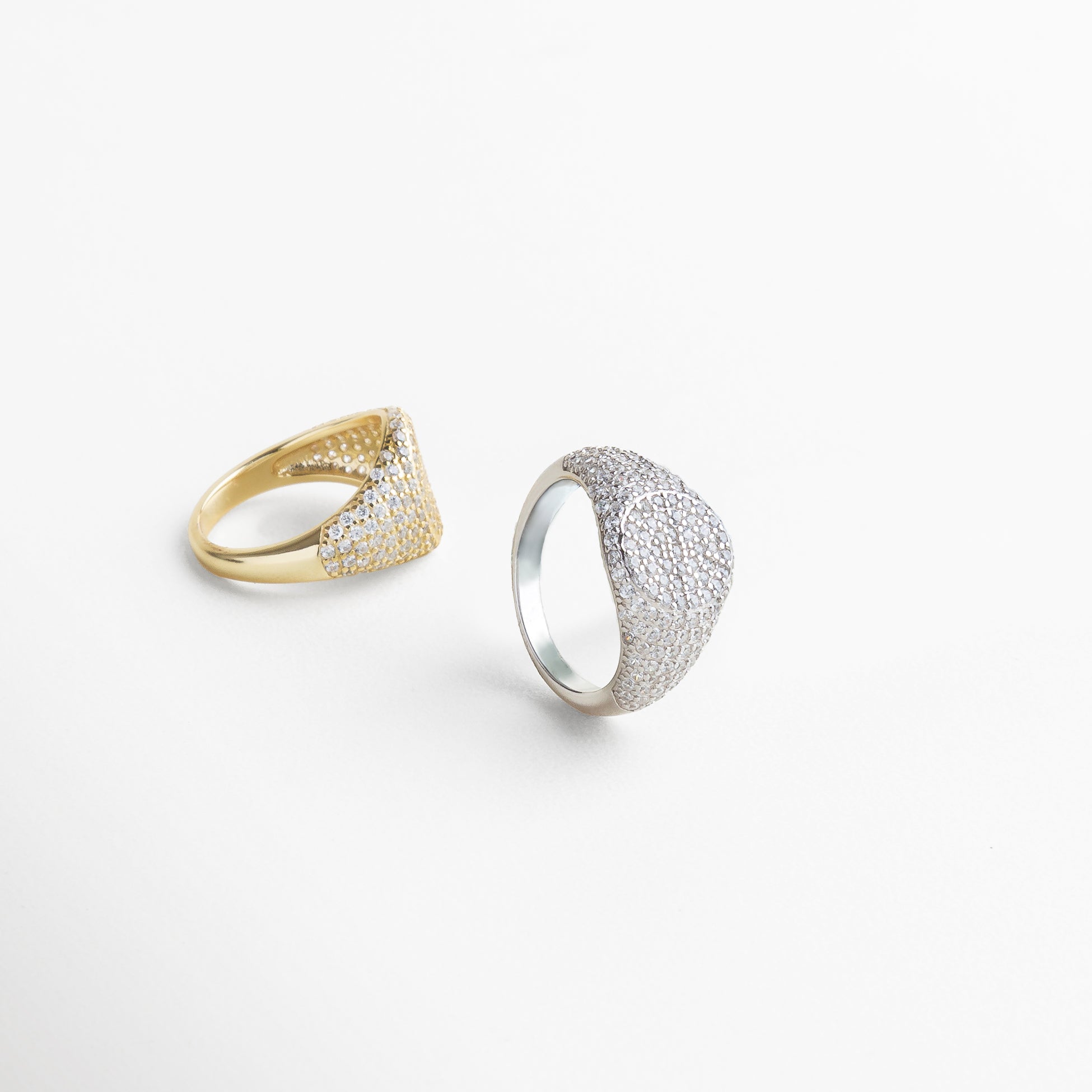 Vista lateral del Anillo Idriss en acabado plateado, resaltando su perfil delgado con detalles brillantes.
Anillo plateado visto de lado, con incrustaciones de zirconia que reflejan la luz desde todos los ángulos. Perfil del anillo Idriss plateado, con estructura de 1.5 cm de ancho y diseño sutilmente elevado. Detalle lateral del Anillo Idriss en plata 925, ideal para un look elegante y contemporáneo. Anillo en acabado plateado visto desde el lateral, con curvas suaves y piedras luminosas. 
