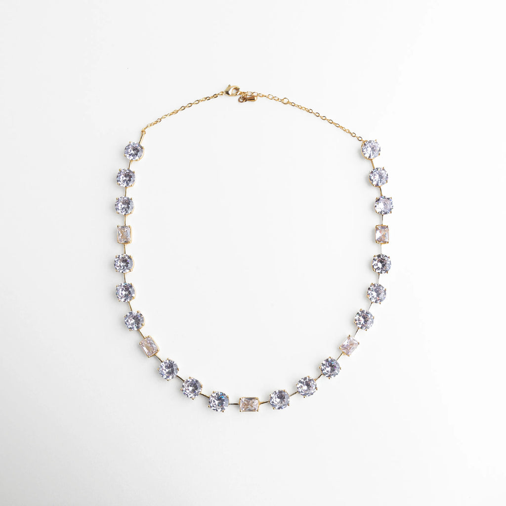 Collar dorado con cristales brillantes en vista completa, ideal para un look elegante y atemporal.