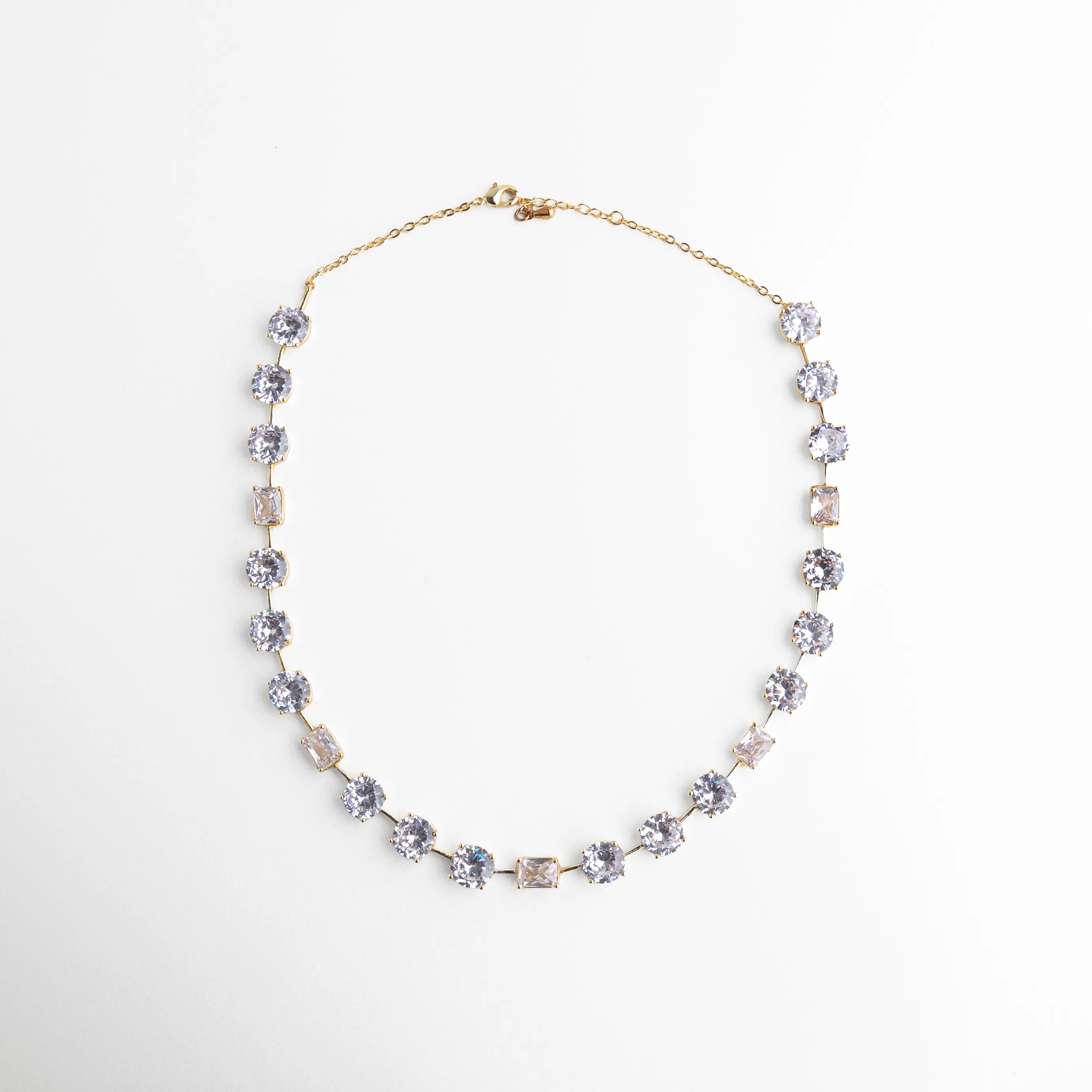 Collar dorado con cristales brillantes en vista completa, ideal para un look elegante y atemporal.