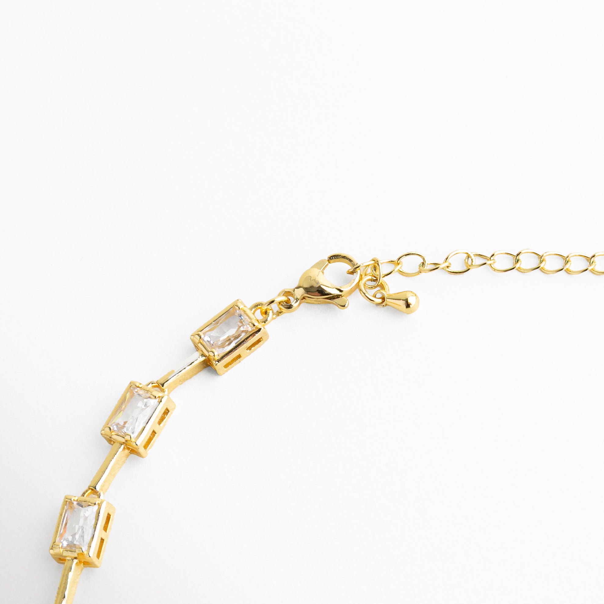 Broche ajustable del collar lariat dorado con acabado fino y cadena delicada.