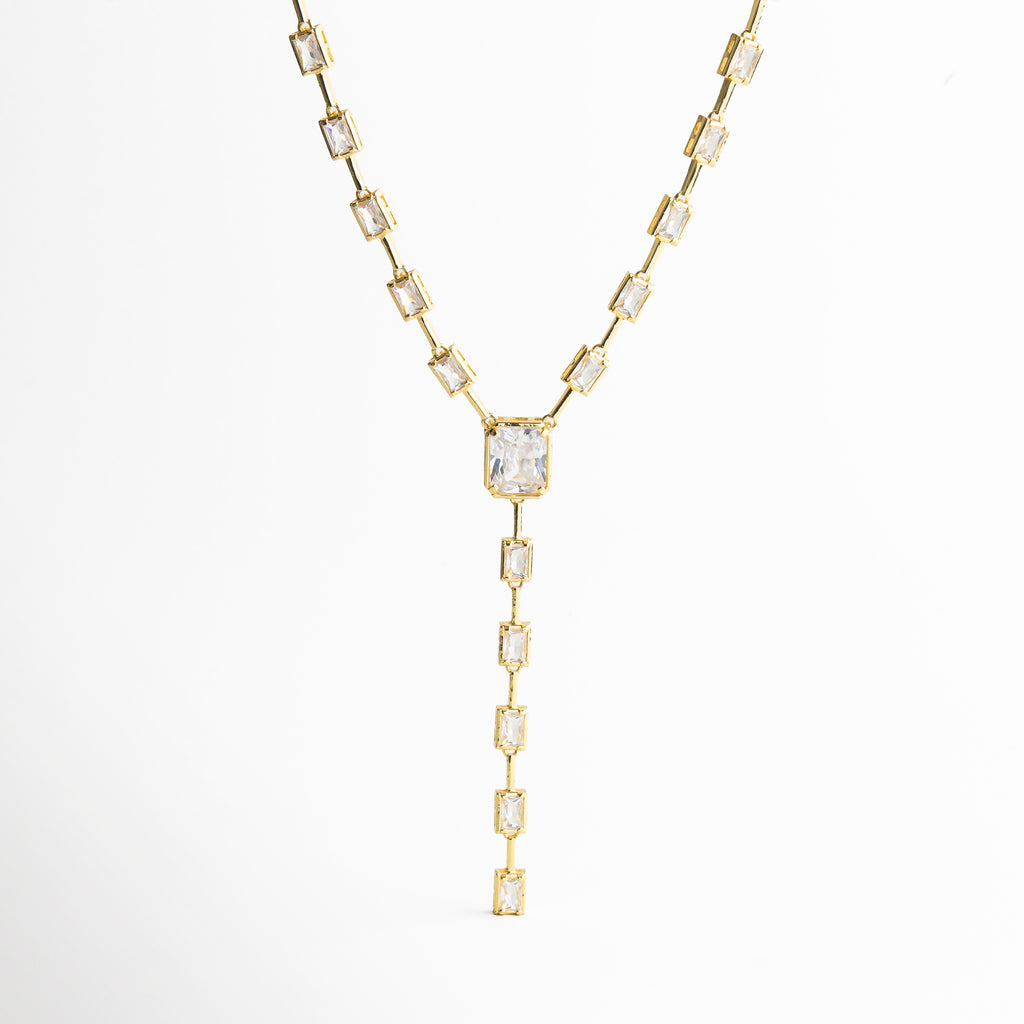 Collar lariat dorado de diseño elegante con caída vertical y eslabones geométricos, ideal para estilizar el escote.