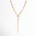Collar lariat dorado de diseño elegante con caída vertical y eslabones geométricos, ideal para estilizar el escote.