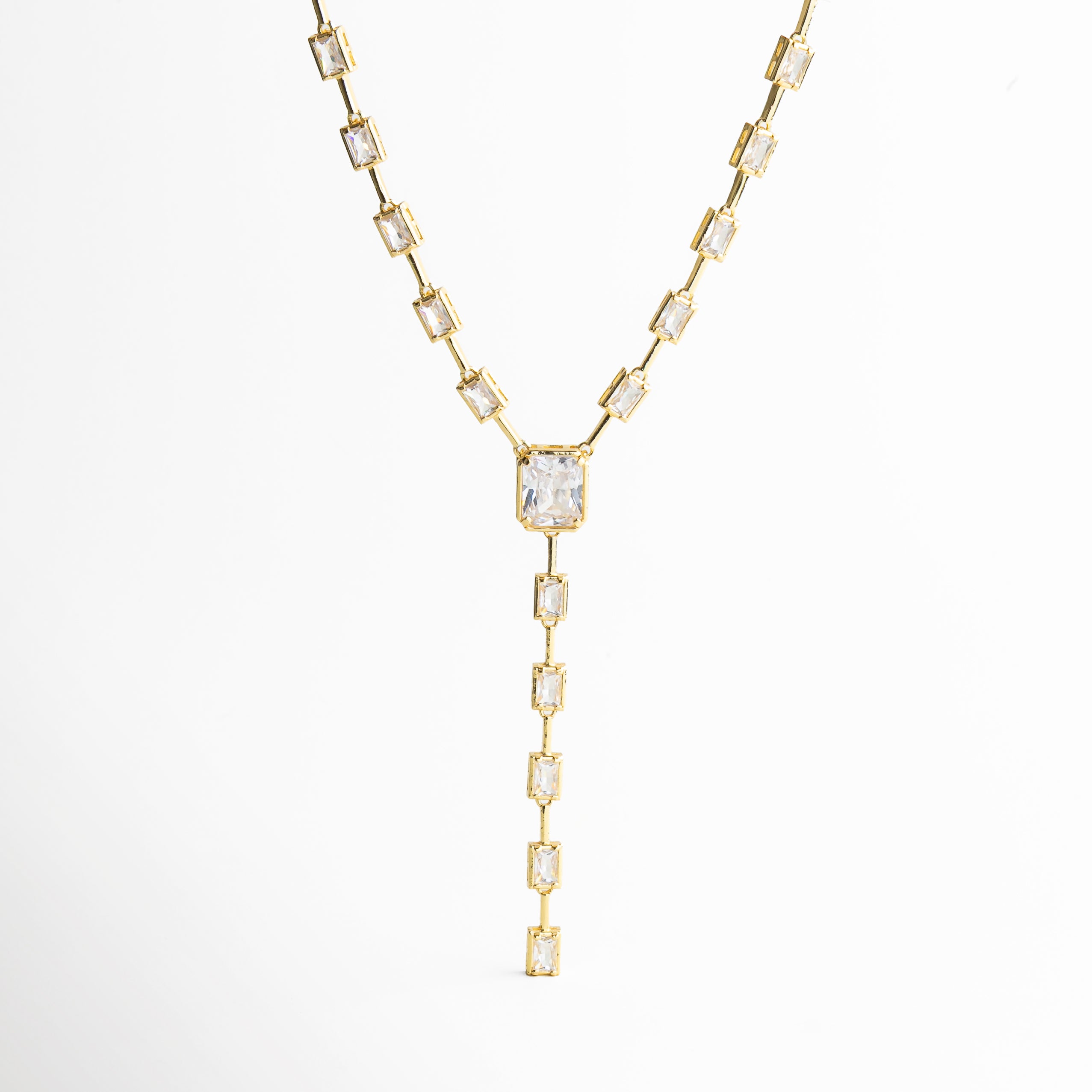 Collar lariat dorado de diseño elegante con caída vertical y eslabones geométricos, ideal para estilizar el escote.