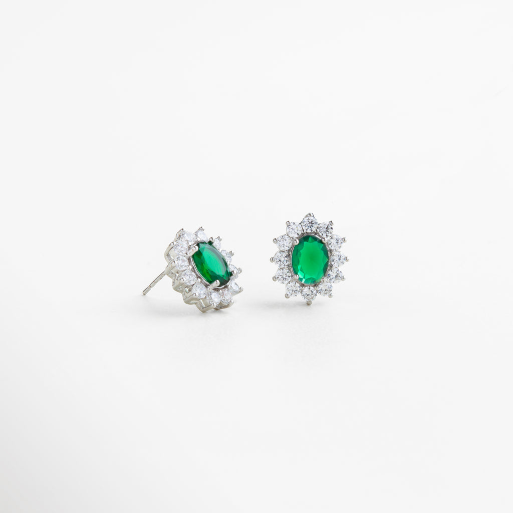 Cierre seguro en aretes plateados con cristal esmeralda y zirconias, diseño cómodo y funcional para uso prolongado, accesorio sofisticado y ligero
