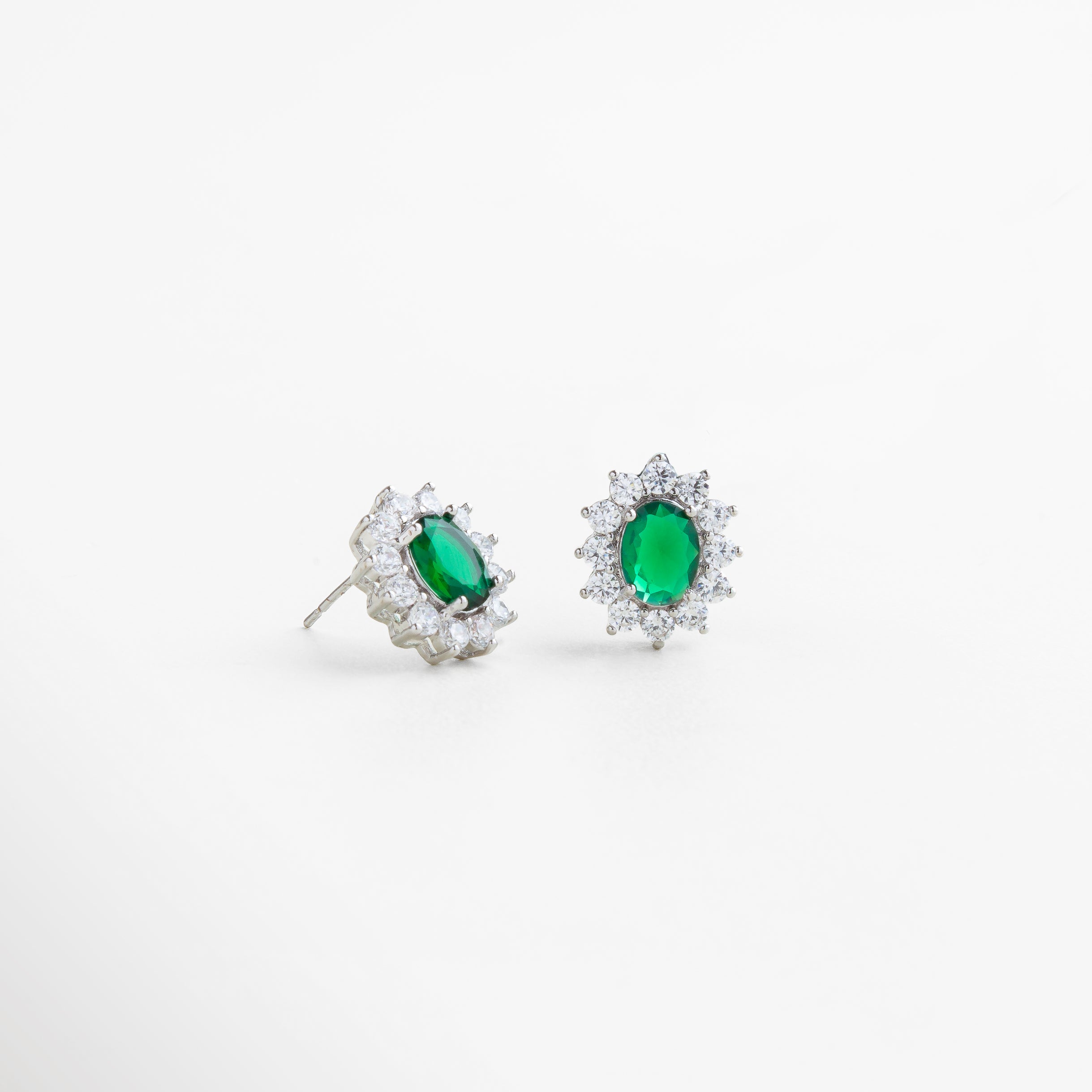 Cierre seguro en aretes plateados con cristal esmeralda y zirconias, diseño cómodo y funcional para uso prolongado, accesorio sofisticado y ligero