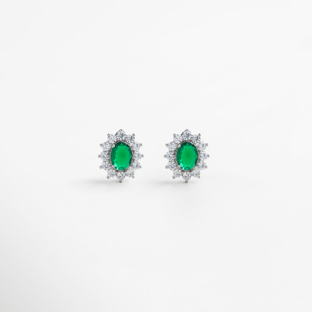 Aretes plateados con cristal esmeralda y zirconias cúbicas, diseño clásico y sofisticado, joyería elegante que aporta frescura y brillo a cualquier outfit