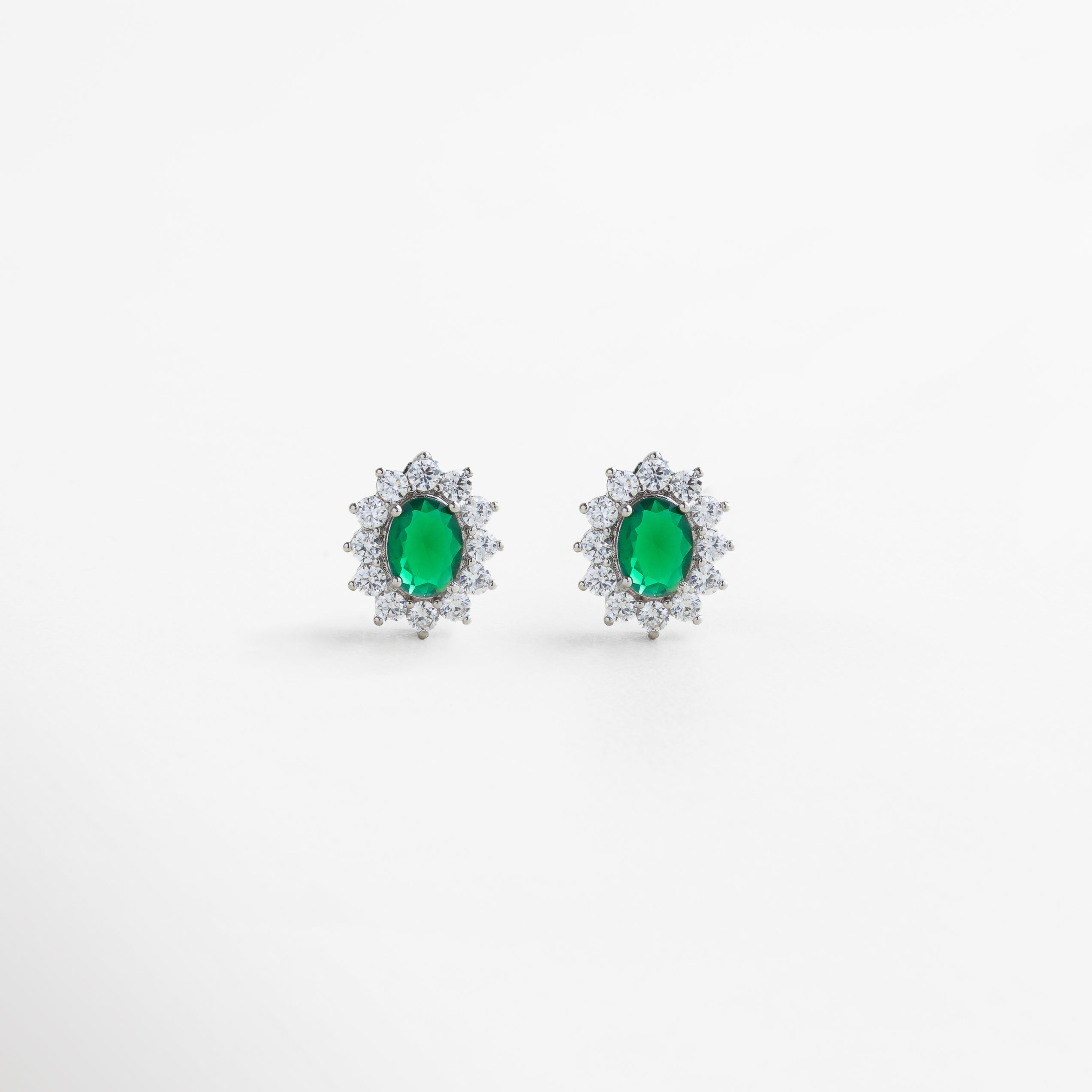 Aretes plateados con cristal esmeralda y zirconias cúbicas, diseño clásico y sofisticado, joyería elegante que aporta frescura y brillo a cualquier outfit
