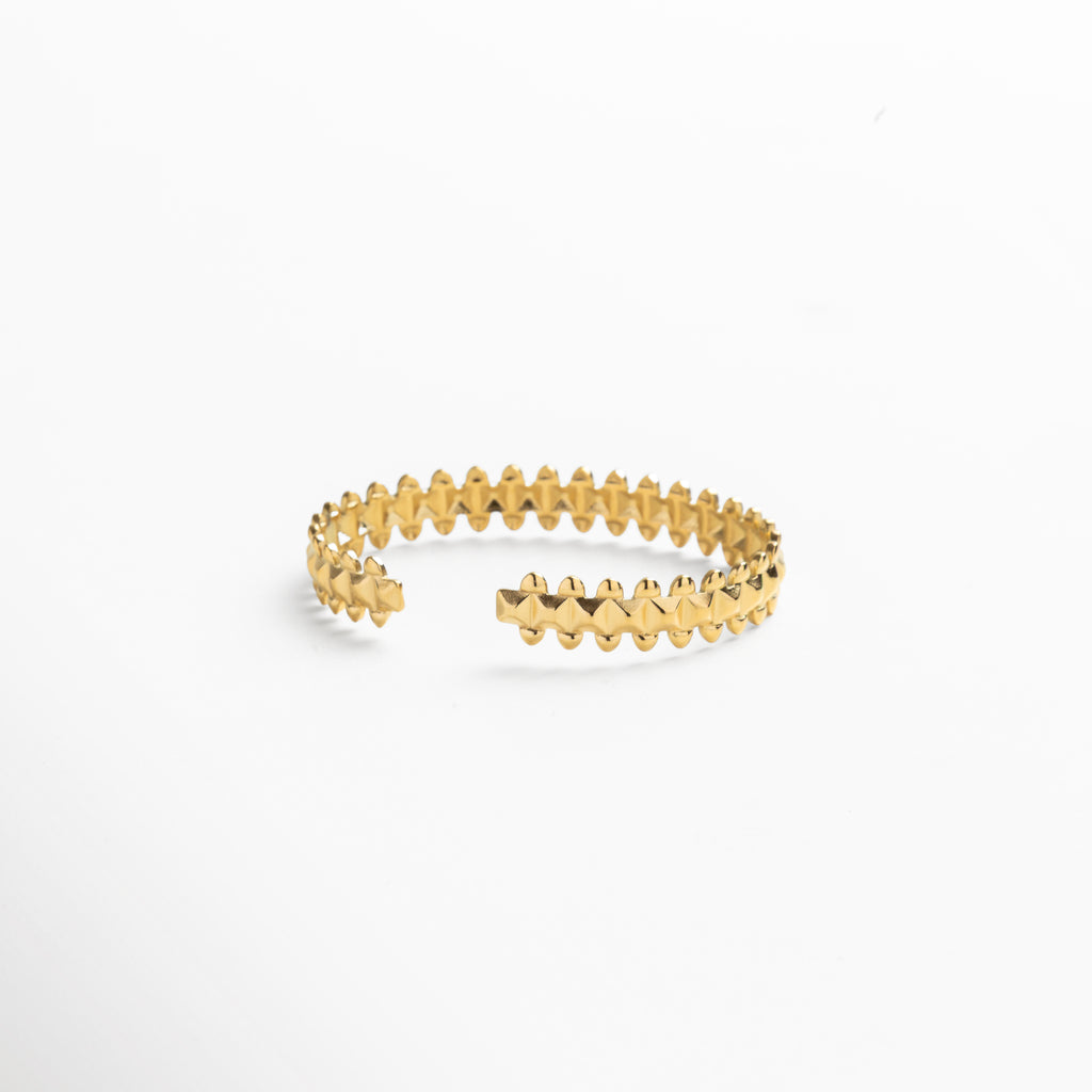 Sistema ajustable fácil de usar para diversos tamaños de muñeca, Pulsera ligera y cómoda para uso prolongado, Material resistente con recubrimiento duradero en oro 18K, Cierre seguro que mantiene la pieza firme en su lugar, Diseño ergonómico para máxima comodidad y funcionalidad