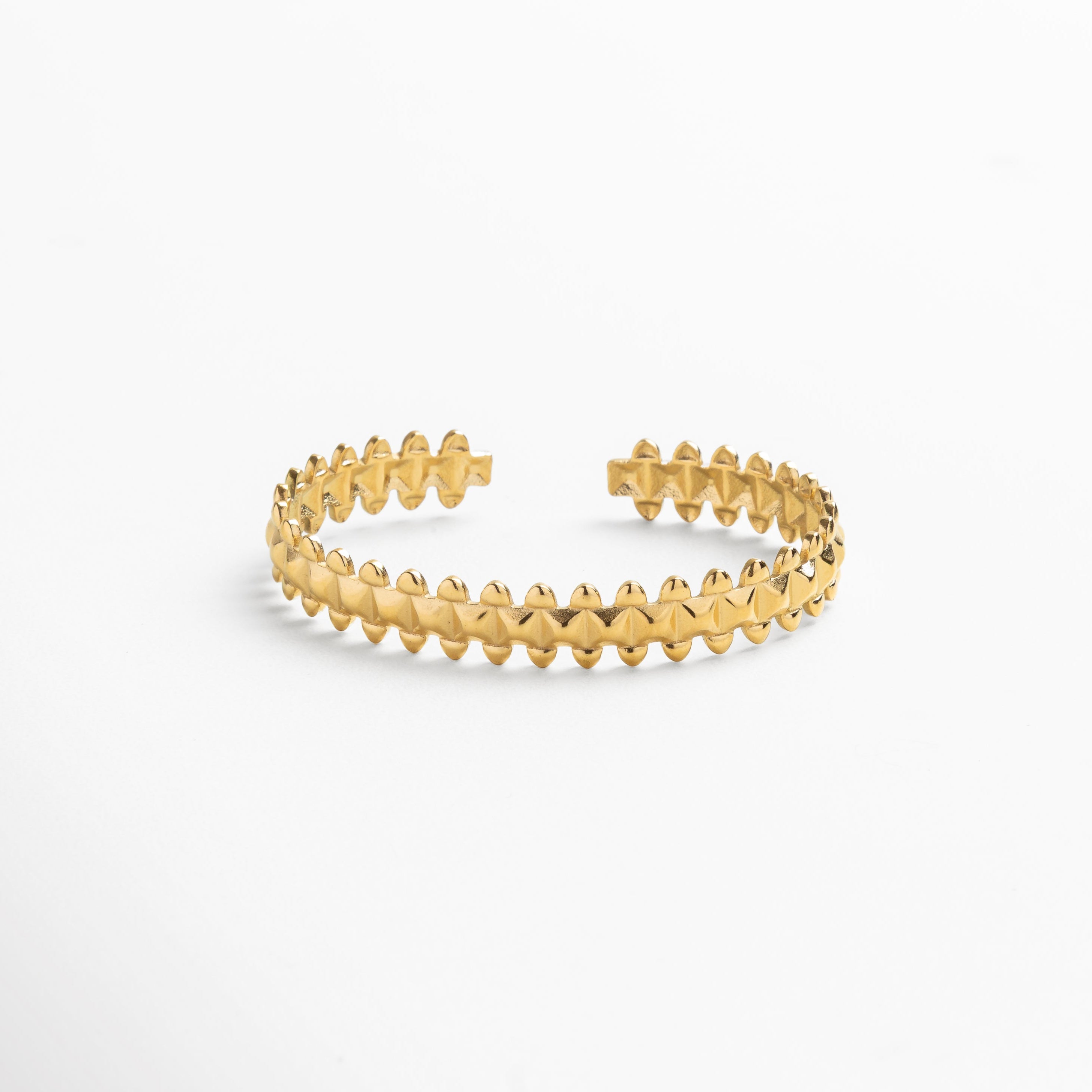 Pulsera ajustable con diseño geométrico en acero inoxidable, Brazalete con recubrimiento enchapado en oro 18K brillante, Accesorio moderno con estructura limpia y elegante, Pulsera minimalista con líneas sutiles y textura delicada, Joya versátil para uso diario o eventos especiales