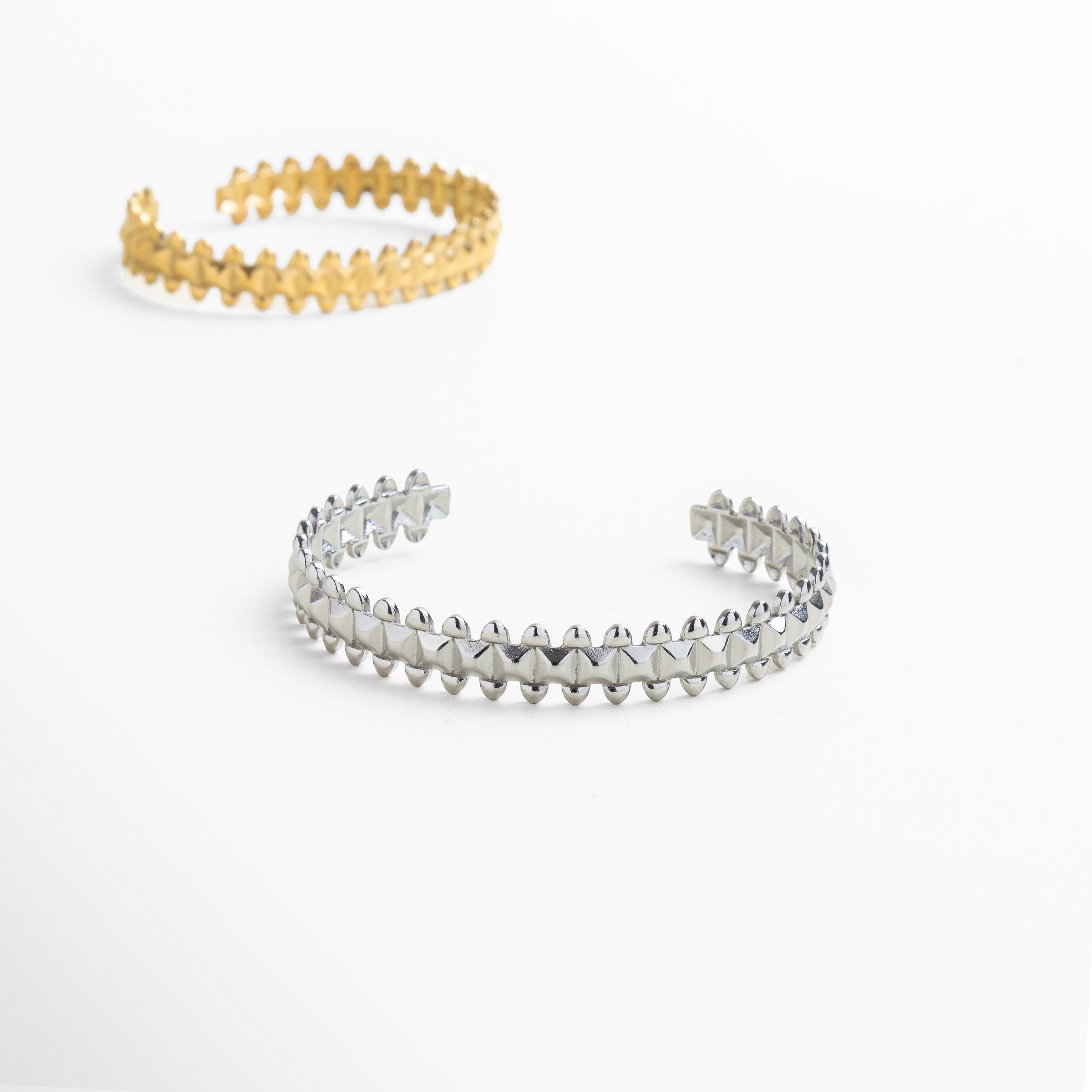 Pulsera mostrada en muñeca para referencia de tamaño y ajuste, Proporciones visibles con 1 cm de alto y 6 cm de ancho interior, Diseño que destaca sin sobrecargar el look, Joya ideal para combinar con otras piezas o llevar sola, Presencia elegante y discreta en cualquier outfit