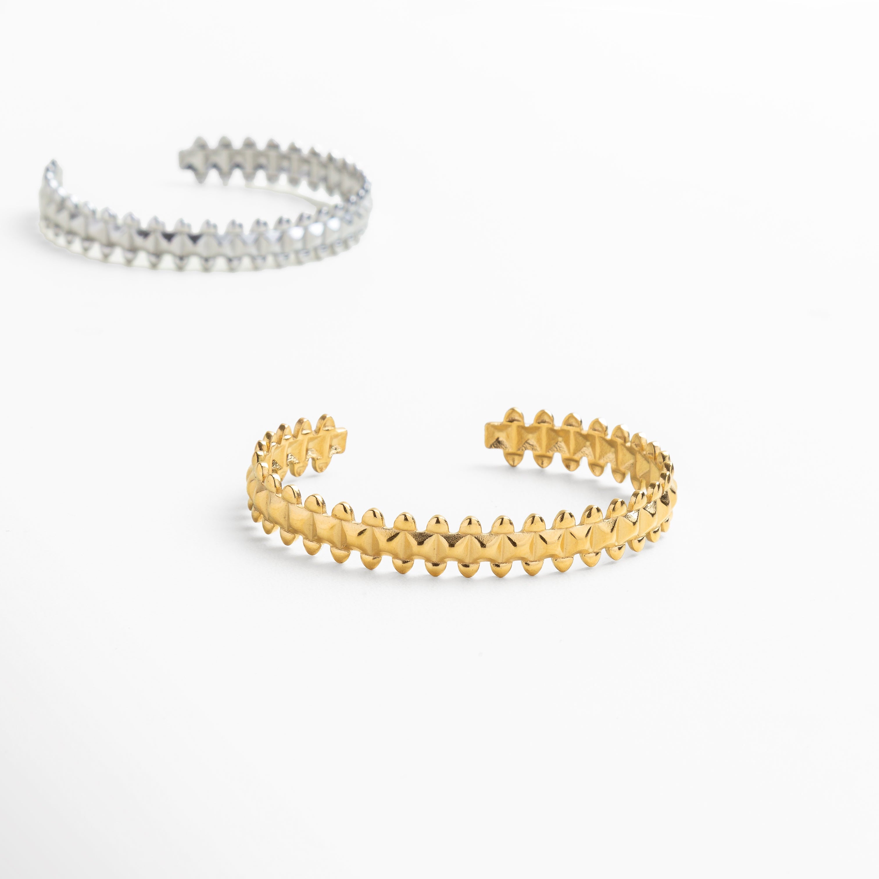 Pulsera mostrada en muñeca para referencia de tamaño y ajuste, Proporciones visibles con 1 cm de alto y 6 cm de ancho interior, Diseño elegante y versátil que destaca sin ser ostentoso, Joya perfecta para combinar o llevar como pieza principal, Presencia sofisticada y moderna en cualquier look