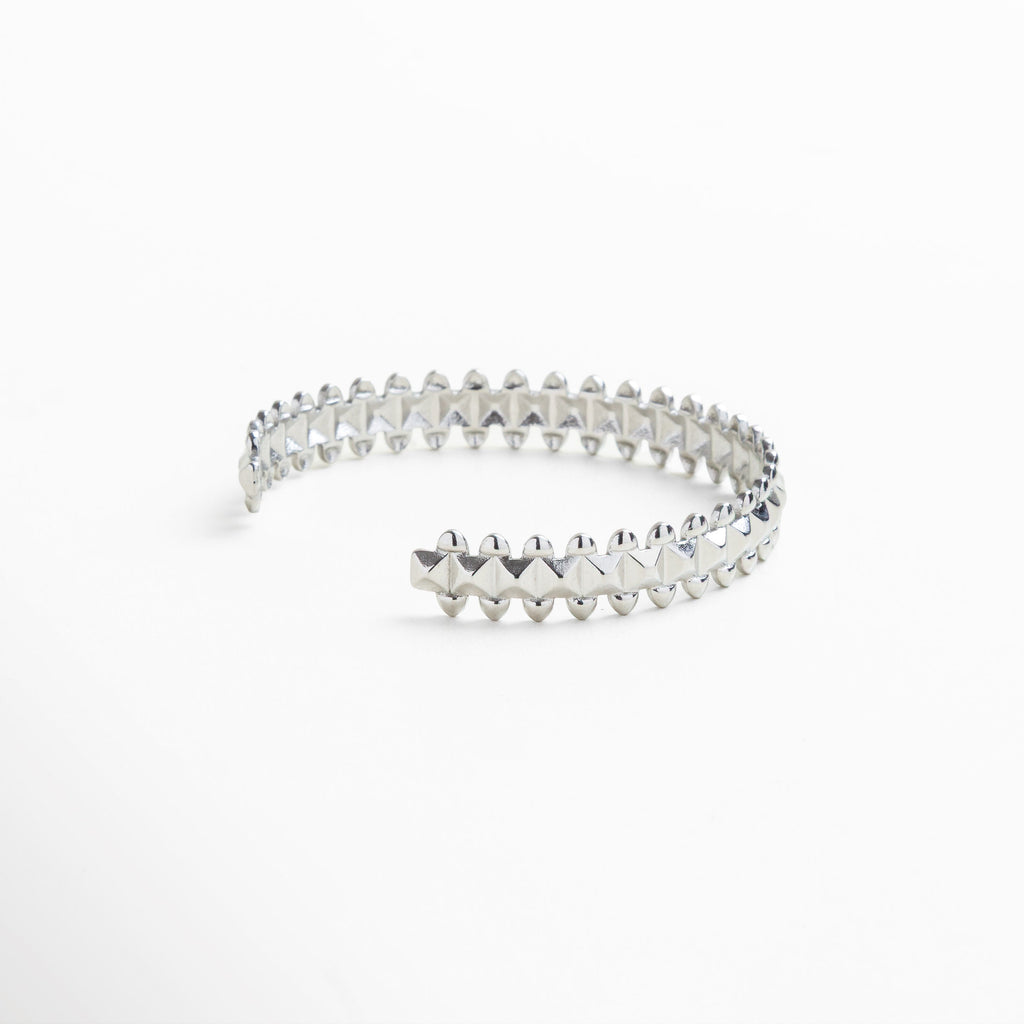 Sistema ajustable fácil de manipular para diferentes tamaños, Pulsera ligera y cómoda para uso prolongado, Material resistente al desgaste diario con recubrimiento duradero, Cierre seguro que mantiene la pieza firme en la muñeca, Diseño ergonómico para máxima comodidad