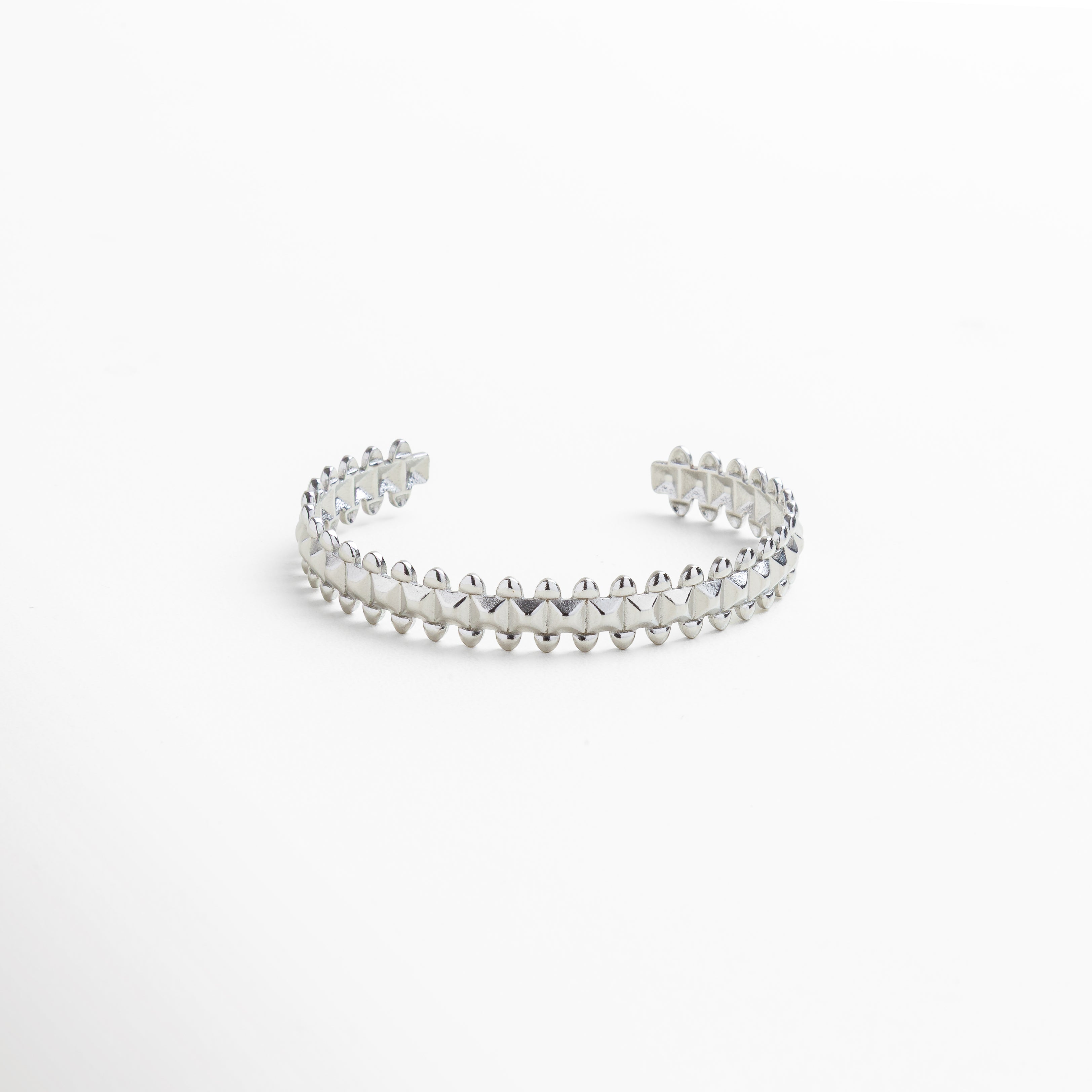 Pulsera ajustable de diseño geométrico en acero inoxidable, Brazalete con acabado enchapado en oro blanco 18K, Accesorio moderno con estructura limpia y elegante, Pulsera minimalista con líneas sutiles y textura delicada, Joya versátil para uso diario o ocasiones especiales