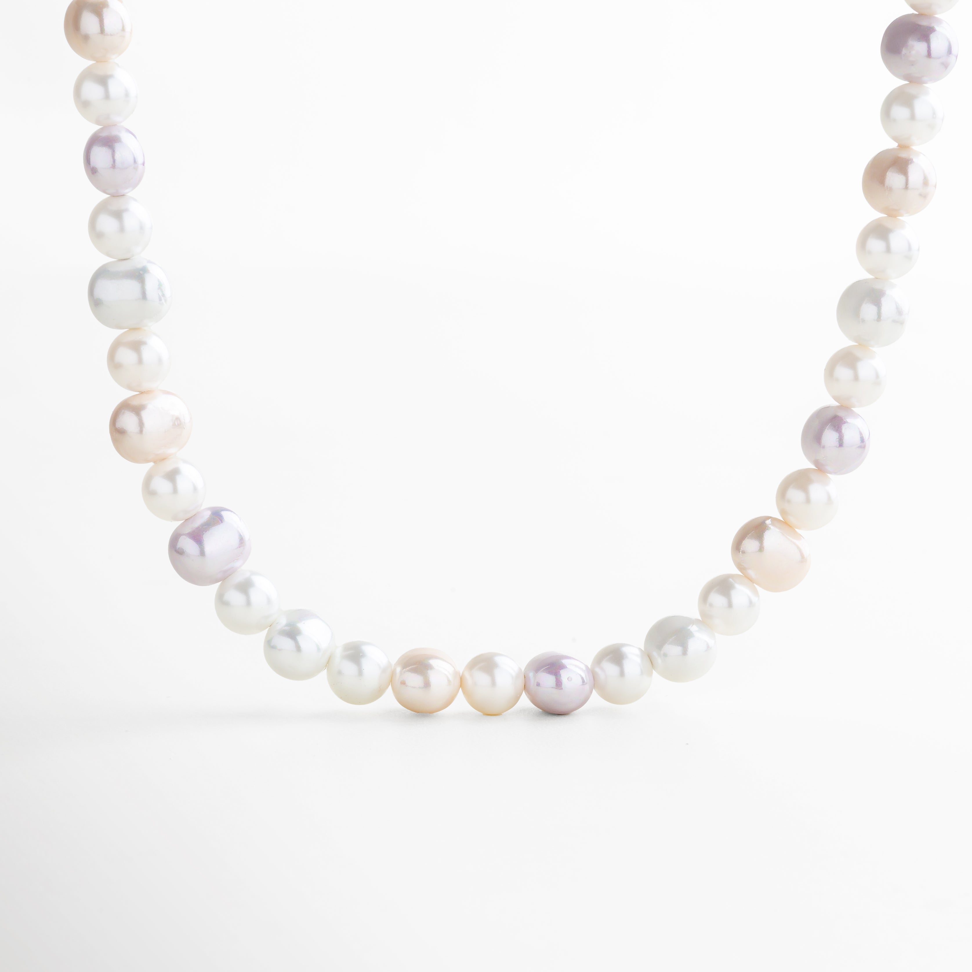 Collar Jolette White Pearl visto de frente, con perlas blancas uniformes de concha de agua dulce sobre fondo neutro. Vista frontal del collar clásico de perlas, con diseño delicado y elegante de 43 cm de longitud. Collar de perlas blancas con acabado brillante visto de frente, ideal para un look atemporal y femenino. Primer plano frontal del Collar Jolette, mostrando la alineación armoniosa de perlas redondas y su luminosidad natural. Collar de conchas de agua dulce con forma simétrica y est