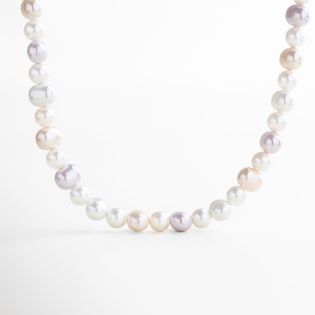 Collar Jolette White Pearl visto de frente, con perlas blancas uniformes de concha de agua dulce sobre fondo neutro. Vista frontal del collar clásico de perlas, con diseño delicado y elegante de 43 cm de longitud. Collar de perlas blancas con acabado brillante visto de frente, ideal para un look atemporal y femenino. Primer plano frontal del Collar Jolette, mostrando la alineación armoniosa de perlas redondas y su luminosidad natural. Collar de conchas de agua dulce con forma simétrica y est