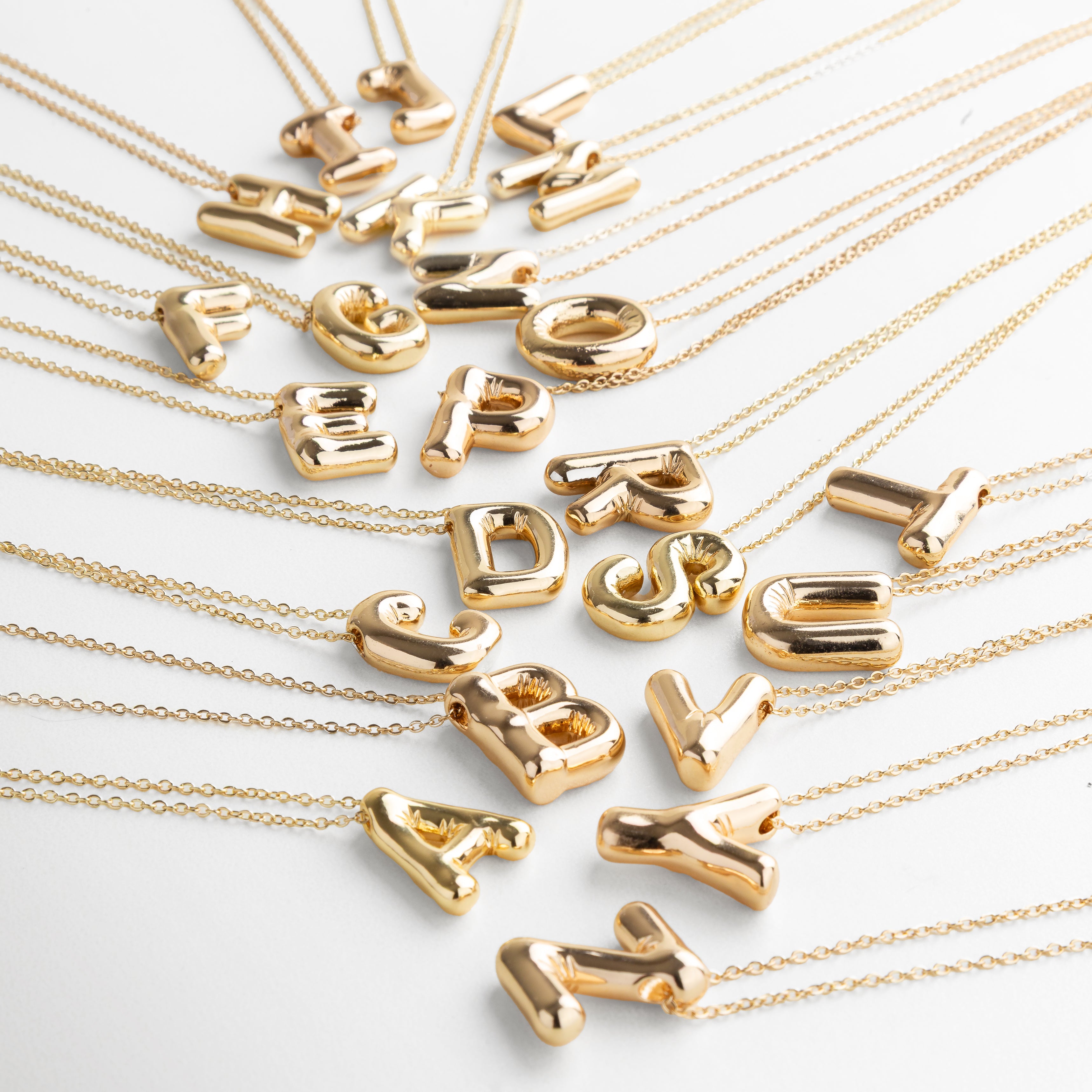 collares de iniciales doradas colección completa, foto de portada con todas las letras en dorado, collares con letra en chapa de oro 18K estilo bold, imagen grupal de collares personalizados por letra, joyería de iniciales modernas en vista completa