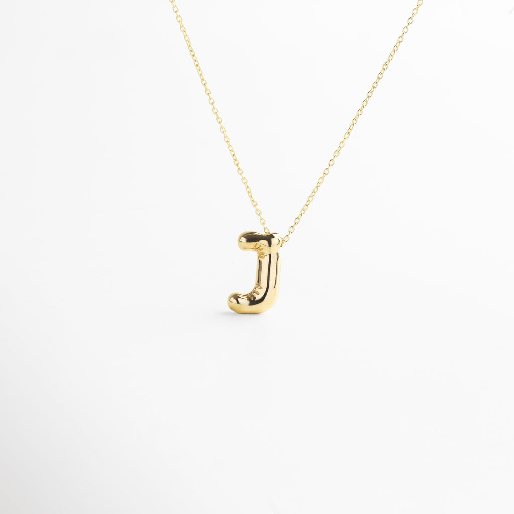 Collar dorado de inicial J con diseño bold y moderno, Inicial J grande en chapa de oro 18K con acabado brillante, Pieza personalizable con significado y estilo atemporal, Letra J central como protagonista del diseño sofisticado, Diseño de cadena fina con punto focal en forma de J