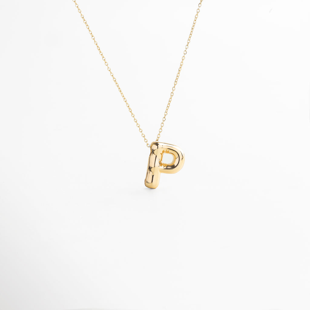 Collar dorado de inicial P con diseño bold y moderno, Inicial P grande en chapa de oro 18K con acabado brillante, Pieza personalizable con significado y estilo atemporal, Letra P central como protagonista del diseño sofisticado, Diseño de cadena fina con punto focal en forma de P