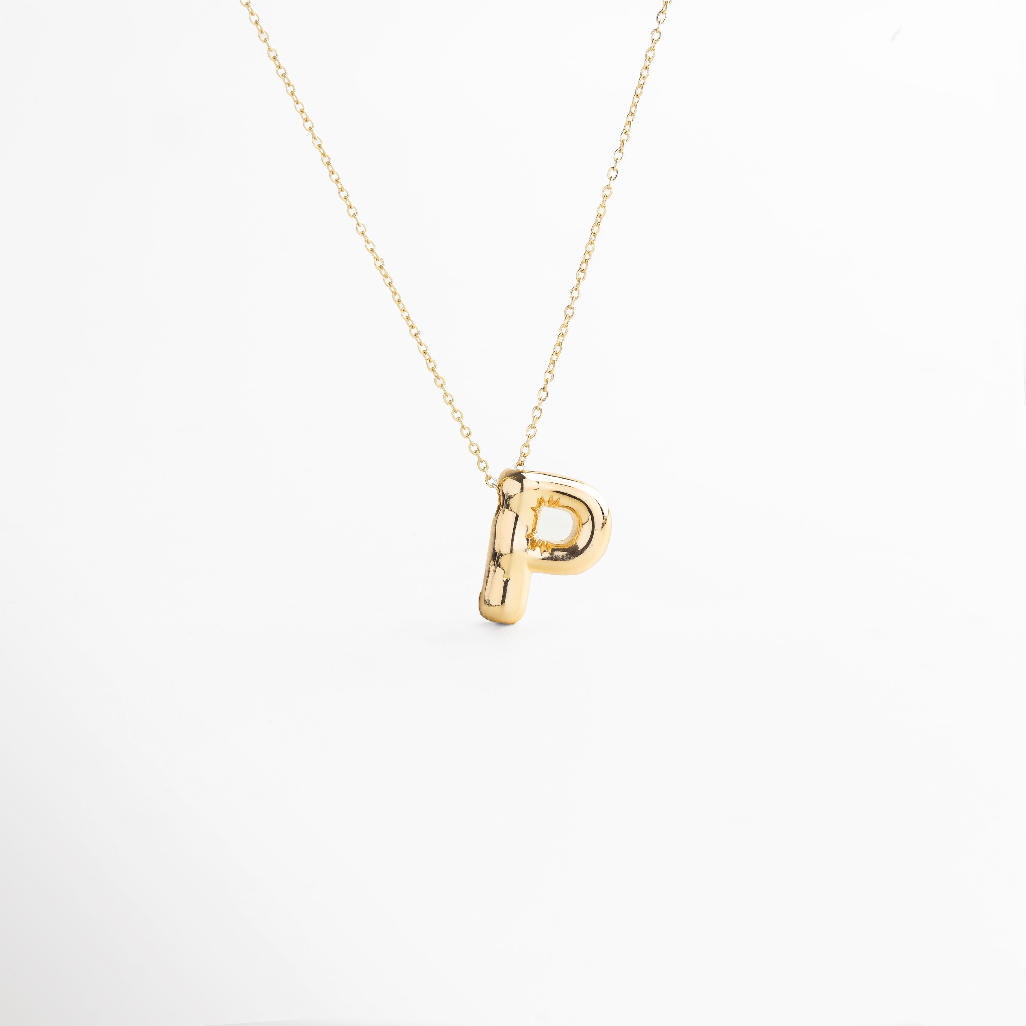 Collar dorado de inicial P con diseño bold y moderno, Inicial P grande en chapa de oro 18K con acabado brillante, Pieza personalizable con significado y estilo atemporal, Letra P central como protagonista del diseño sofisticado, Diseño de cadena fina con punto focal en forma de P