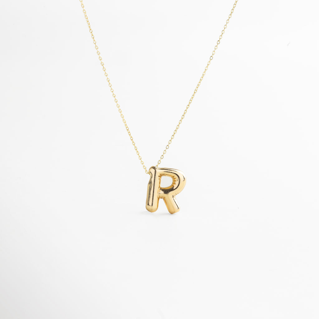 Collar dorado de inicial R con diseño bold y moderno, Inicial R grande en chapa de oro 18K con acabado brillante, Pieza personalizable con significado y estilo atemporal, Letra R central como protagonista del diseño sofisticado, Diseño de cadena fina con punto focal en forma de R