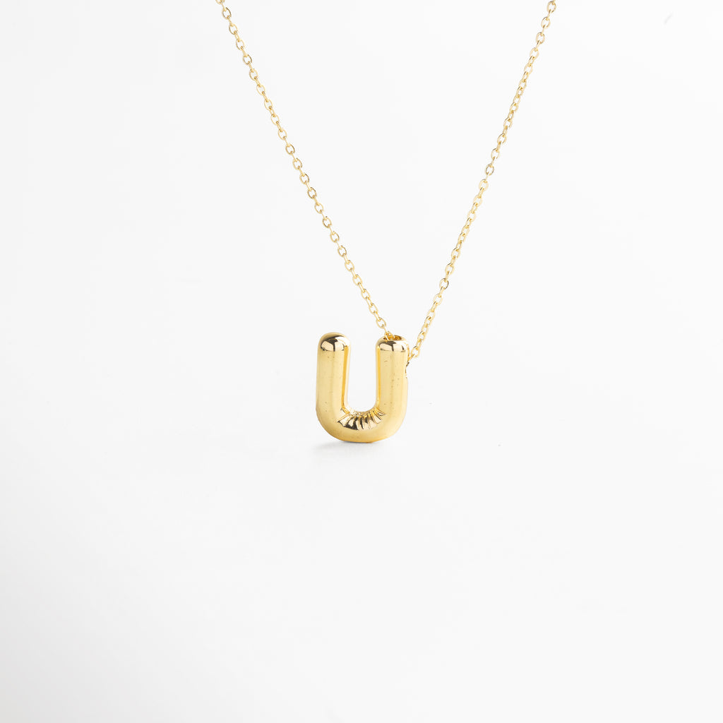 Collar dorado de inicial U con diseño bold y moderno, Inicial U grande en chapa de oro 18K con acabado brillante, Pieza personalizable con significado y estilo atemporal, Letra U central como protagonista del diseño sofisticado, Diseño de cadena fina con punto focal en forma de U