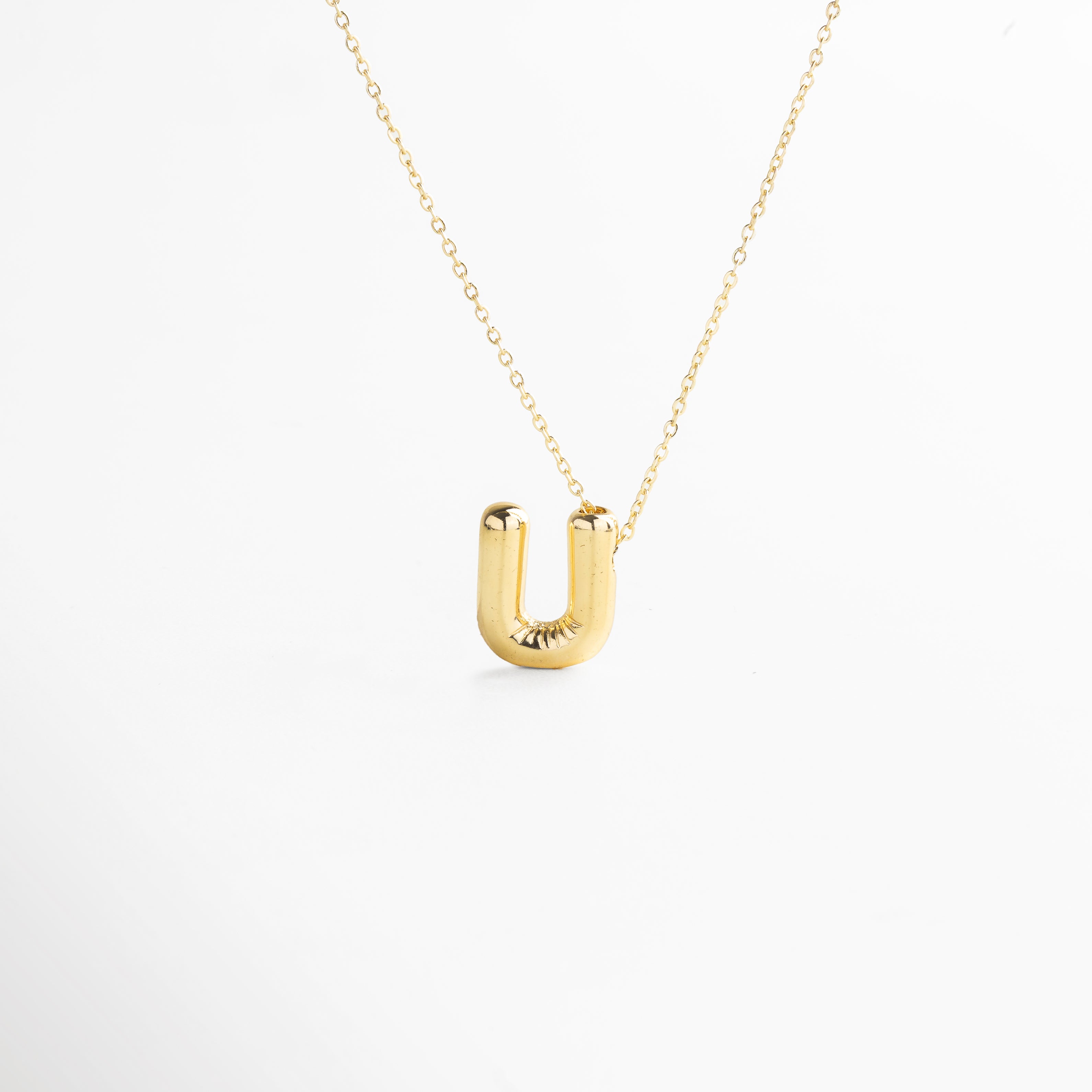 Collar dorado de inicial U con diseño bold y moderno, Inicial U grande en chapa de oro 18K con acabado brillante, Pieza personalizable con significado y estilo atemporal, Letra U central como protagonista del diseño sofisticado, Diseño de cadena fina con punto focal en forma de U