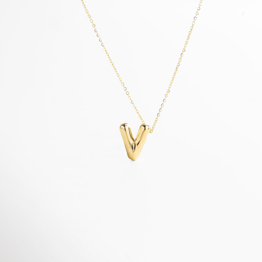 Collar dorado de inicial V con diseño bold y moderno, Inicial V grande en chapa de oro 18K con acabado brillante, Pieza personalizable con significado y estilo atemporal, Letra V central como protagonista del diseño sofisticado, Diseño de cadena fina con punto focal en forma de V
