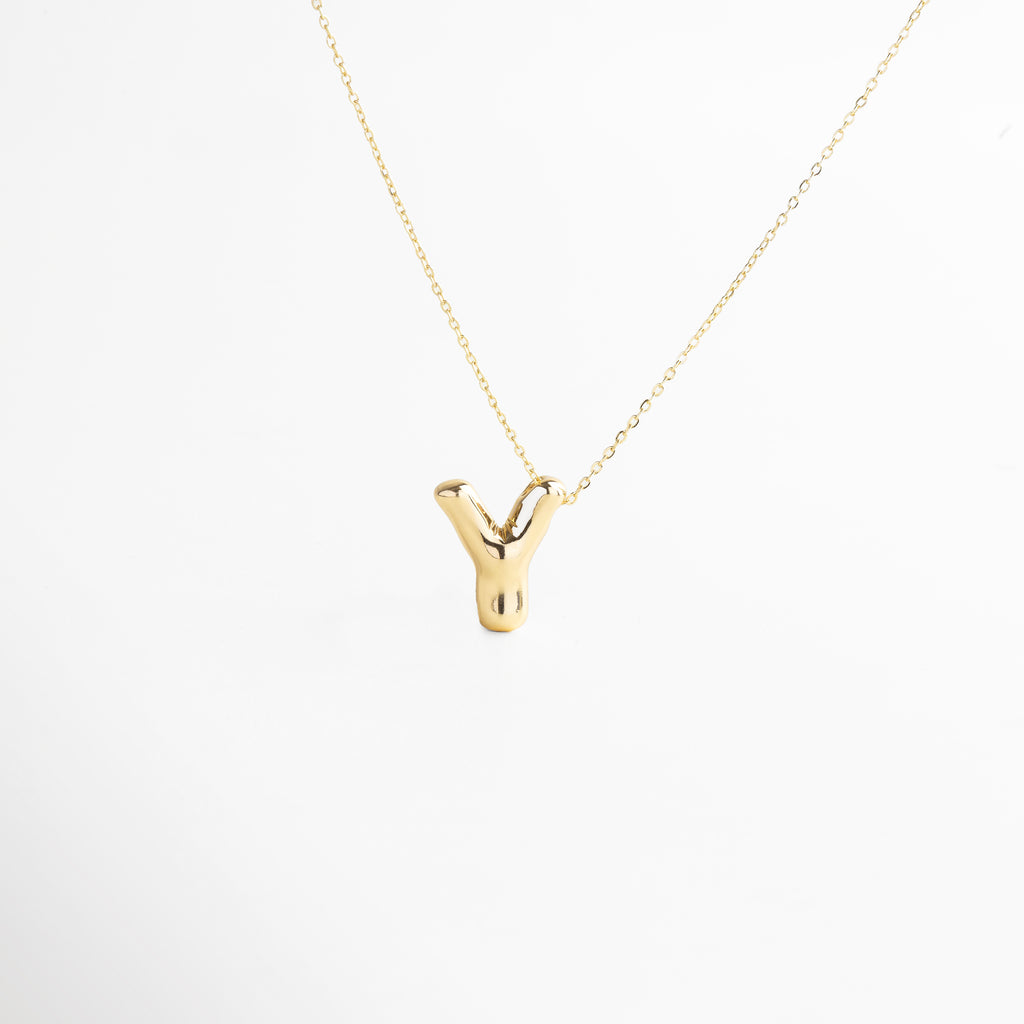 Collar dorado de inicial Y con diseño bold y moderno, Inicial Y grande en chapa de oro 18K con acabado brillante, Pieza personalizable con significado y estilo atemporal, Letra Y central como protagonista del diseño sofisticado, Diseño de cadena fina con punto focal en forma de Y