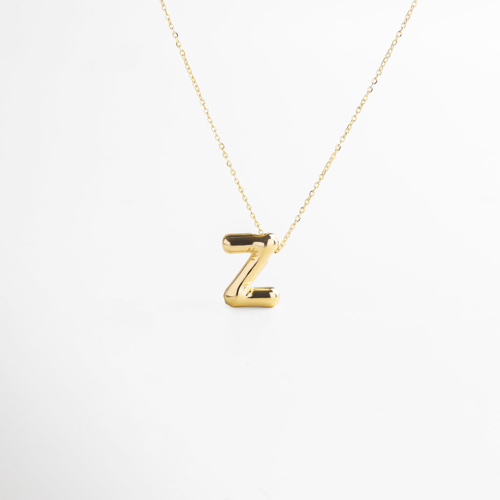 Collar dorado de inicial Z con diseño bold y moderno, Inicial Z grande en chapa de oro 18K con acabado brillante, Pieza personalizable con significado y estilo atemporal, Letra Z central como protagonista del diseño sofisticado, Diseño de cadena fina con punto focal en forma de Z