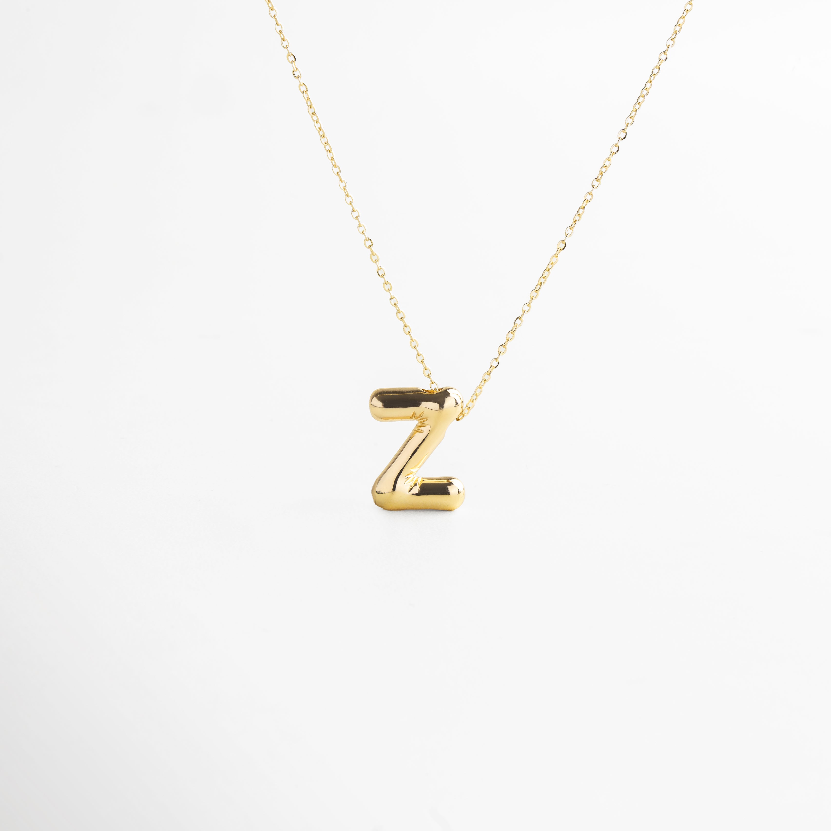Collar dorado de inicial Z con diseño bold y moderno, Inicial Z grande en chapa de oro 18K con acabado brillante, Pieza personalizable con significado y estilo atemporal, Letra Z central como protagonista del diseño sofisticado, Diseño de cadena fina con punto focal en forma de Z