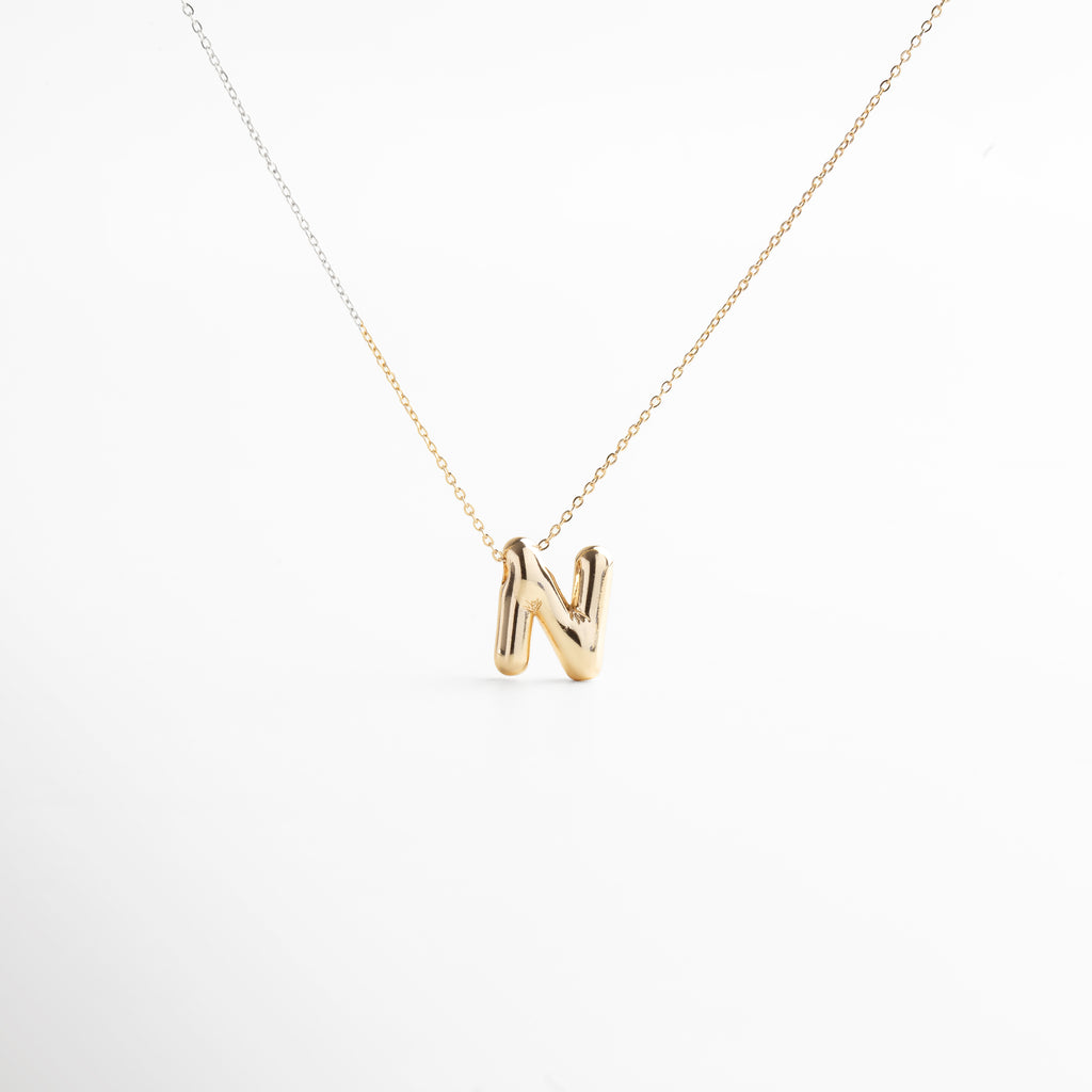 Collar dorado de inicial N con diseño bold y moderno, Inicial N grande en chapa de oro 18K con acabado brillante, Pieza personalizable con significado y estilo atemporal, Letra N central como protagonista del diseño sofisticado, Diseño de cadena fina con punto focal en forma de N