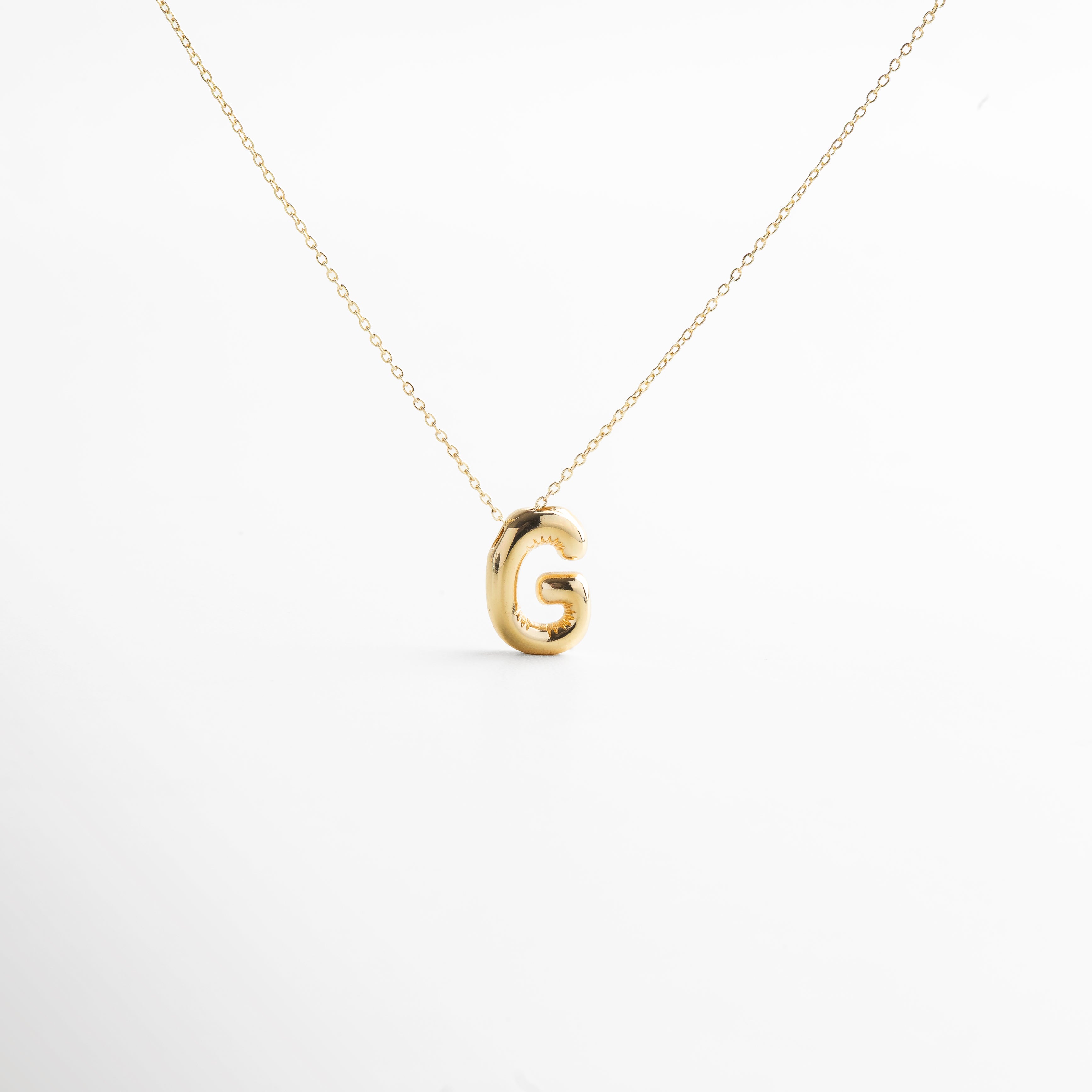 Collar dorado de inicial G con diseño bold y moderno, Inicial G grande en chapa de oro 18K con acabado brillante, Pieza personalizable con significado y estilo atemporal, Letra G central como protagonista del diseño sofisticado, Diseño de cadena fina con punto focal en forma de G