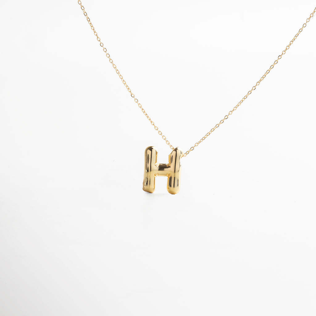 Collar dorado de inicial H con diseño bold y moderno, Inicial H grande en chapa de oro 18K con acabado brillante, Pieza personalizable con significado y estilo atemporal, Letra H central como protagonista del diseño sofisticado, Diseño de cadena fina con punto focal en forma de H