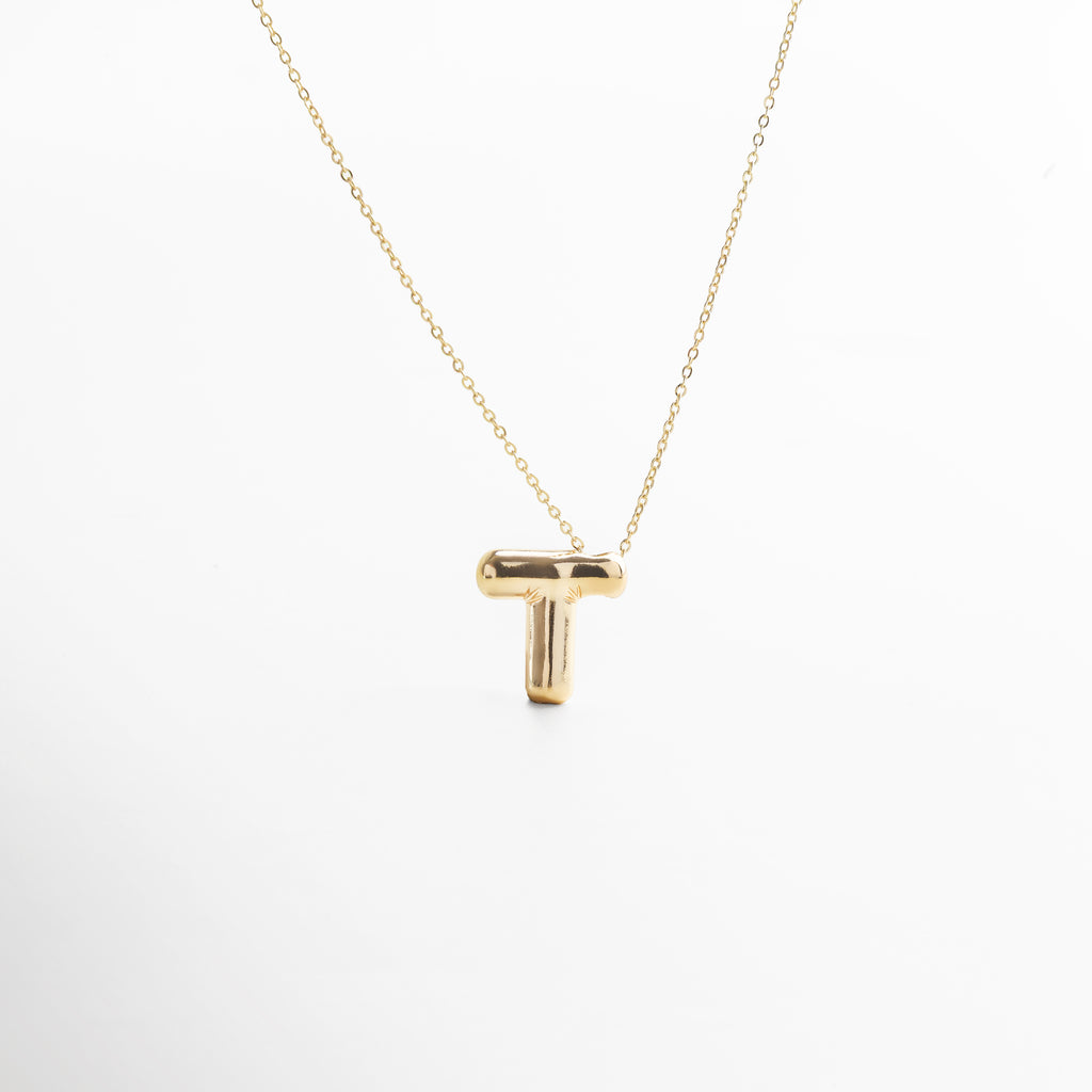 Collar dorado de inicial T con diseño bold y moderno, Inicial T grande en chapa de oro 18K con acabado brillante, Pieza personalizable con significado y estilo atemporal, Letra T central como protagonista del diseño sofisticado, Diseño de cadena fina con punto focal en forma de T