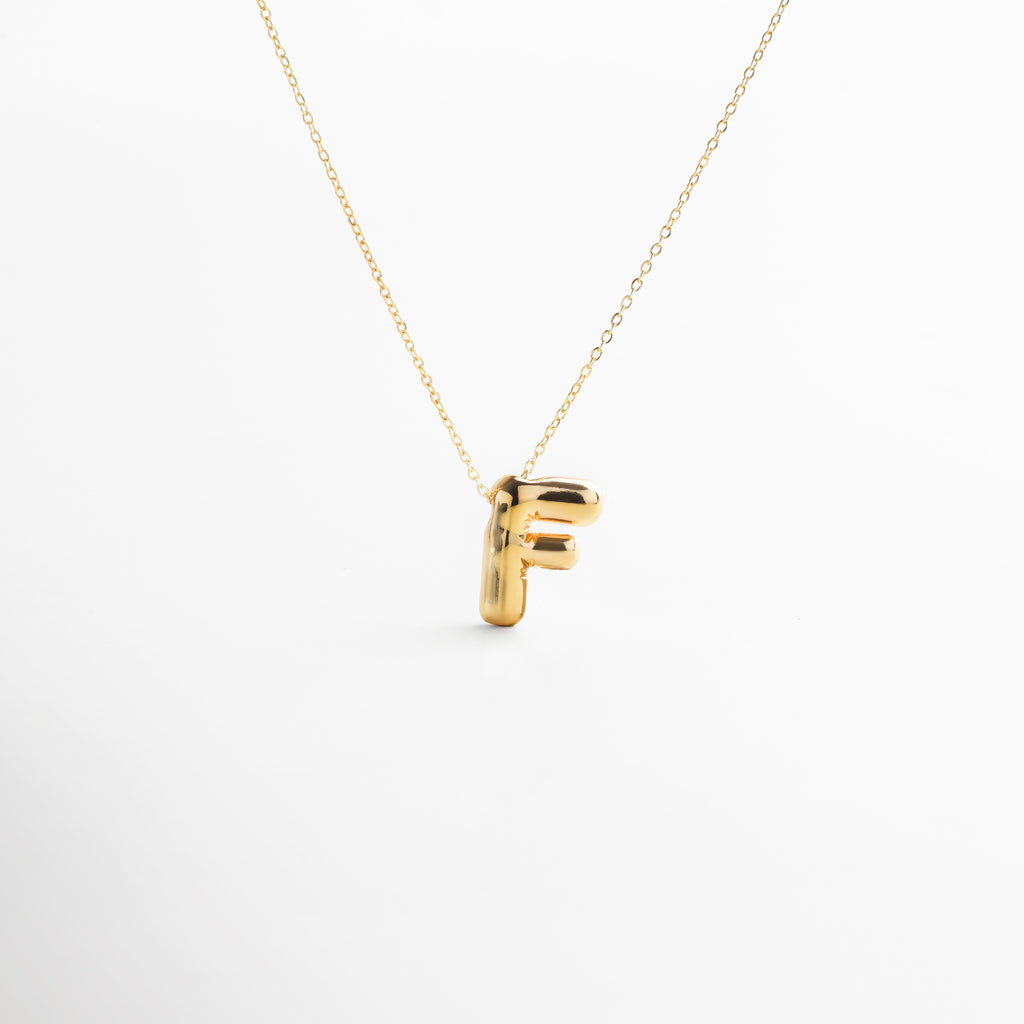 Collar dorado de inicial F con diseño bold y moderno, Inicial F grande en chapa de oro 18K con acabado brillante, Pieza personalizable con significado y estilo atemporal, Letra F central como protagonista del diseño sofisticado, Diseño de cadena fina con punto focal en forma de F
