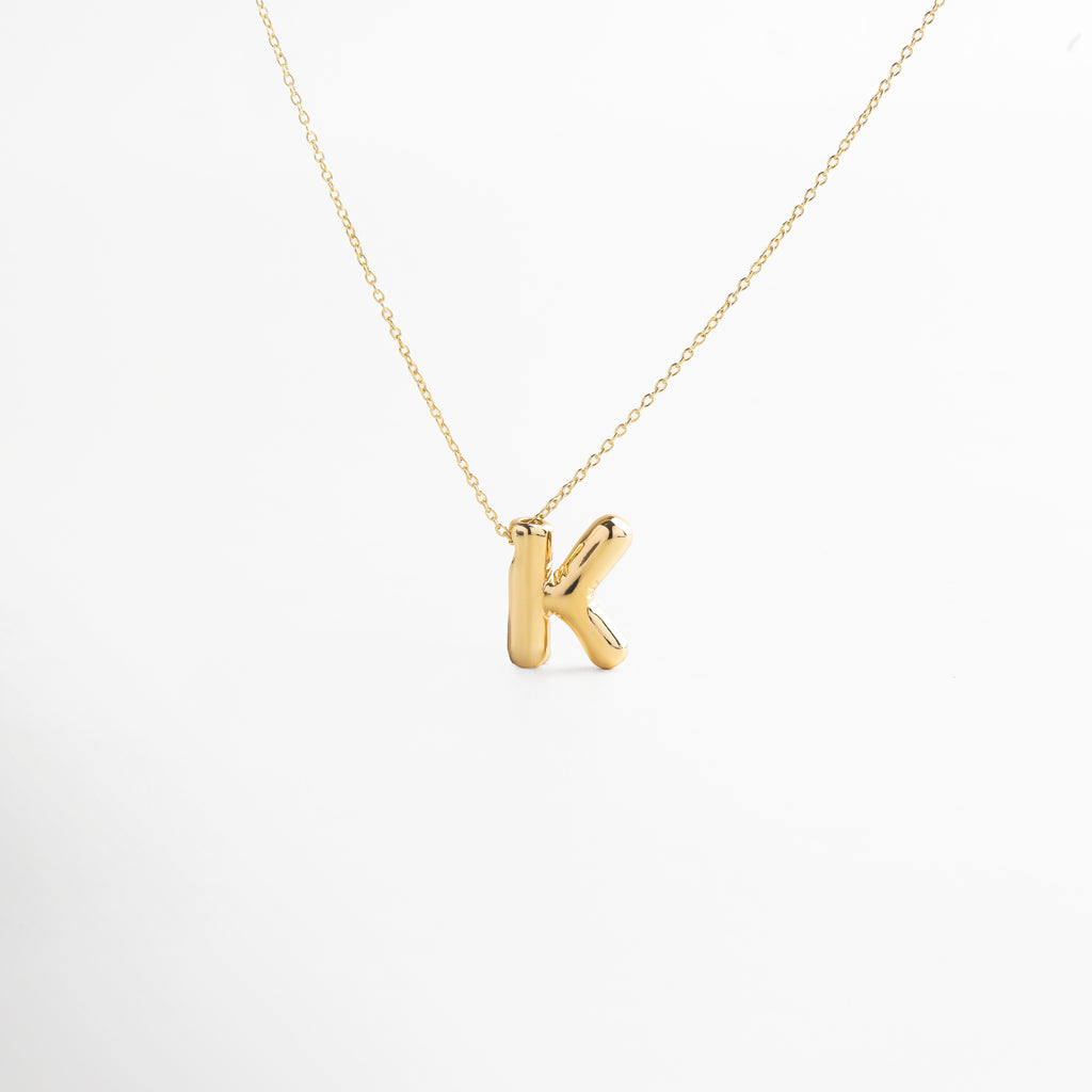 Collar dorado de inicial K con diseño bold y moderno, Inicial K grande en chapa de oro 18K con acabado brillante, Pieza personalizable con significado y estilo atemporal, Letra K central como protagonista del diseño sofisticado, Diseño de cadena fina con punto focal en forma de K