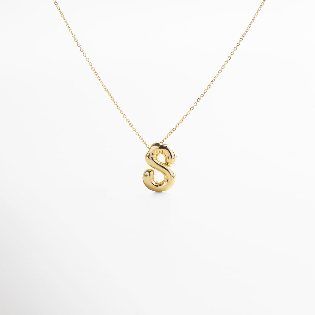 Collar dorado de inicial S con diseño bold y moderno, Inicial S grande en chapa de oro 18K con acabado brillante, Pieza personalizable con significado y estilo atemporal, Letra S central como protagonista del diseño sofisticado, Diseño de cadena fina con punto focal en forma de S