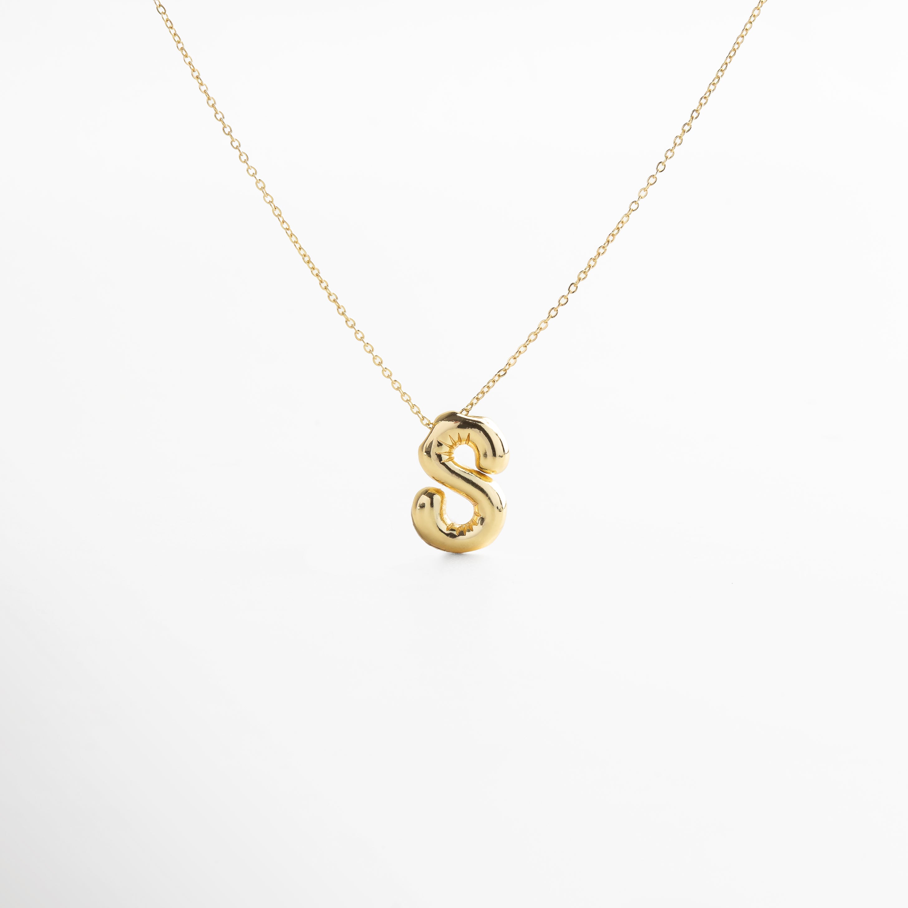 Collar dorado de inicial S con diseño bold y moderno, Inicial S grande en chapa de oro 18K con acabado brillante, Pieza personalizable con significado y estilo atemporal, Letra S central como protagonista del diseño sofisticado, Diseño de cadena fina con punto focal en forma de S