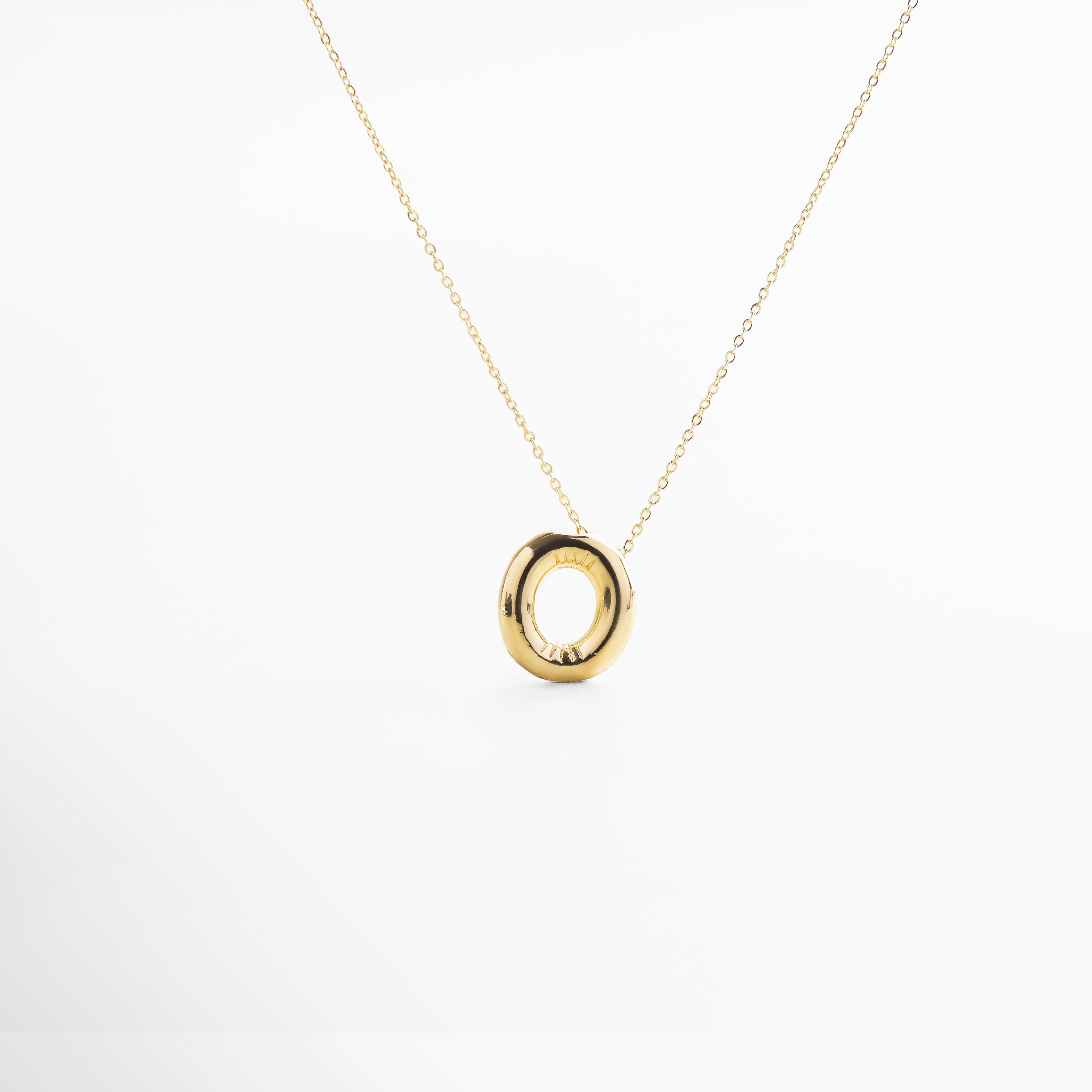 Collar dorado de inicial O con diseño bold y moderno, Inicial O grande en chapa de oro 18K con acabado brillante, Pieza personalizable con significado y estilo atemporal, Letra O central como protagonista del diseño sofisticado, Diseño de cadena fina con punto focal en forma de O