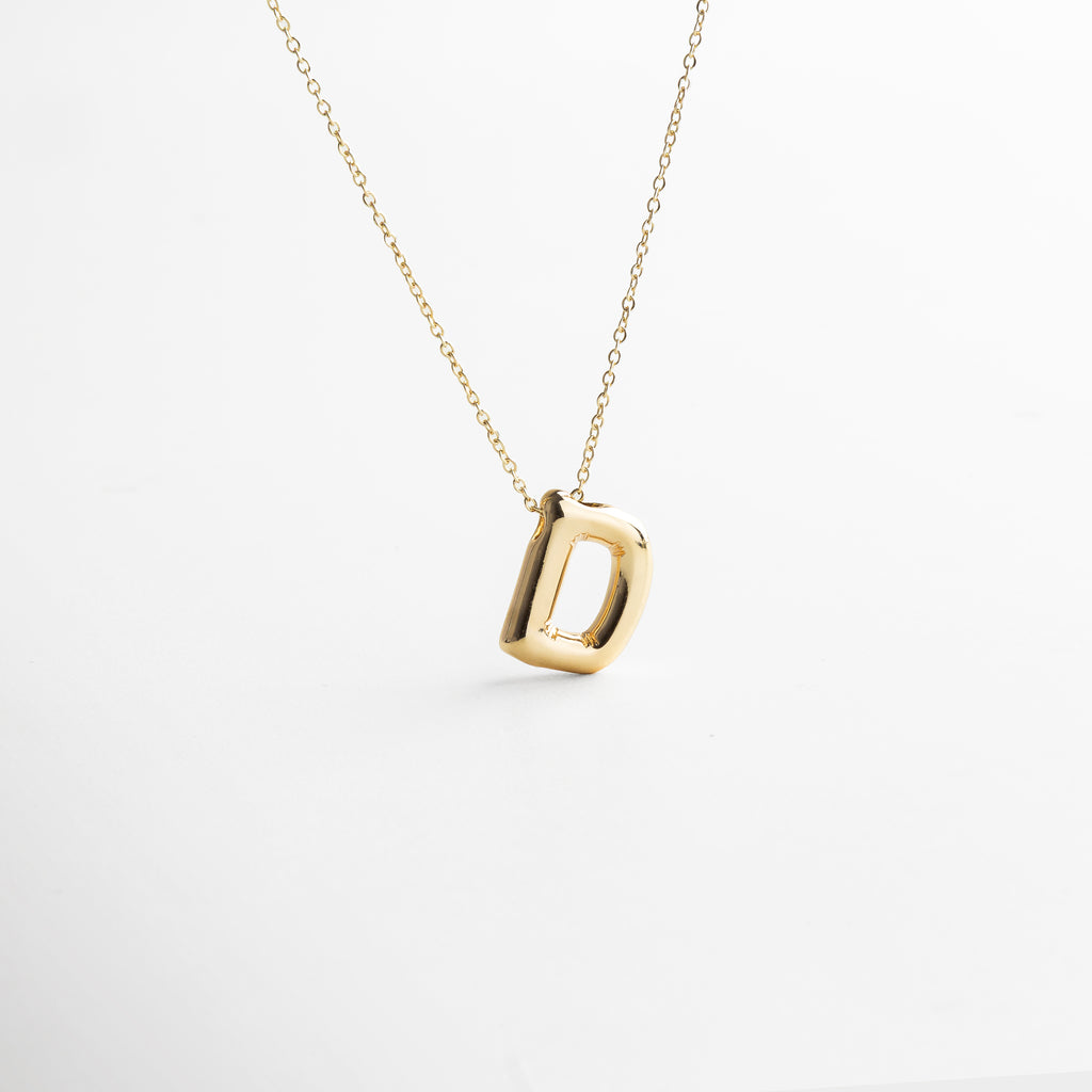 Collar dorado de inicial D con diseño bold y moderno, Inicial D grande en chapa de oro 18K con acabado brillante, Pieza personalizable con significado y estilo atemporal, Letra D central como protagonista del diseño sofisticado, Diseño de cadena fina con punto focal en forma de D